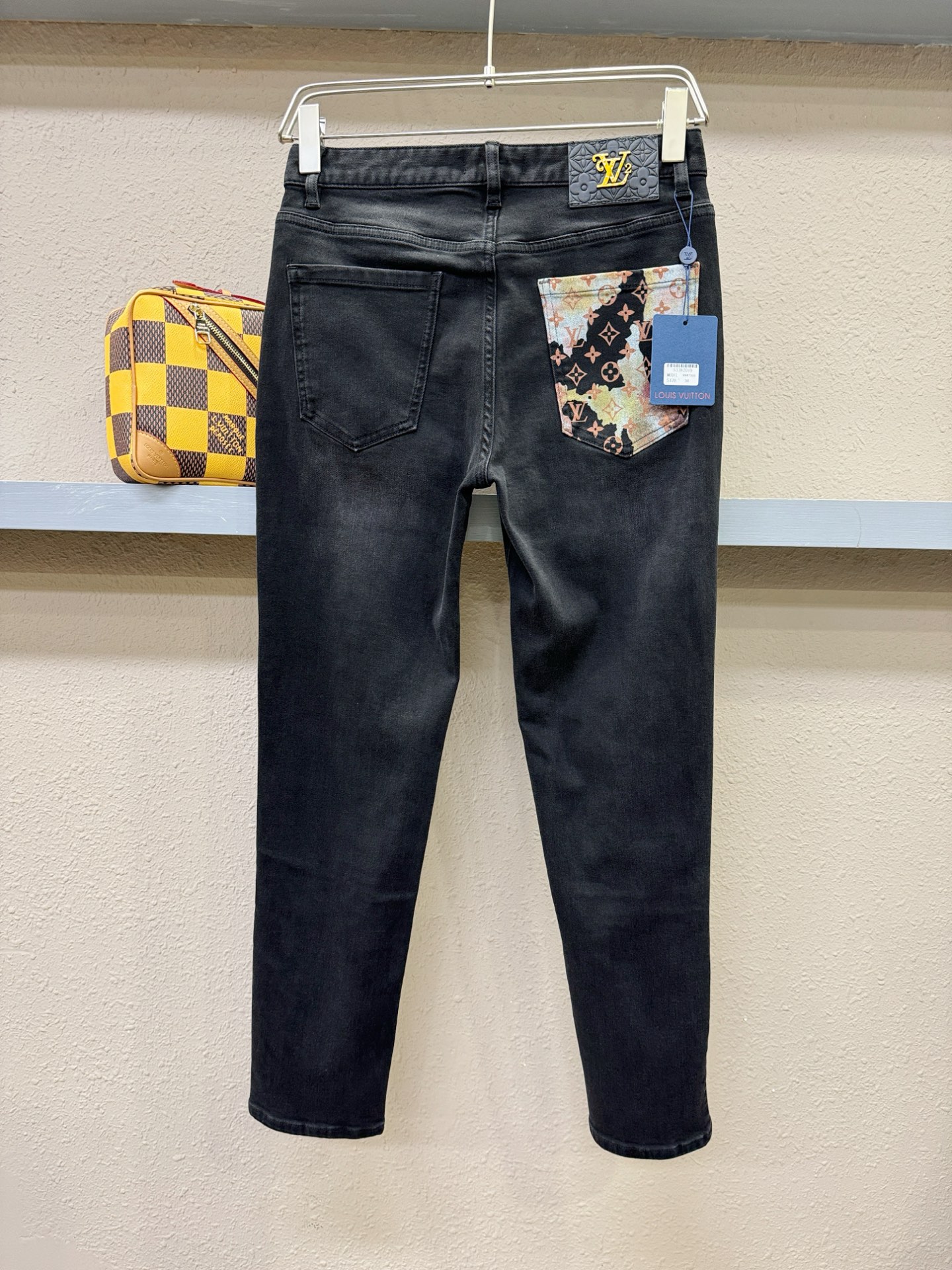 LV 2025专柜新品，原版牛仔裤 原版重工打造，品牌经典LOGO设计，三标齐全！原版五金辅料。专柜定制