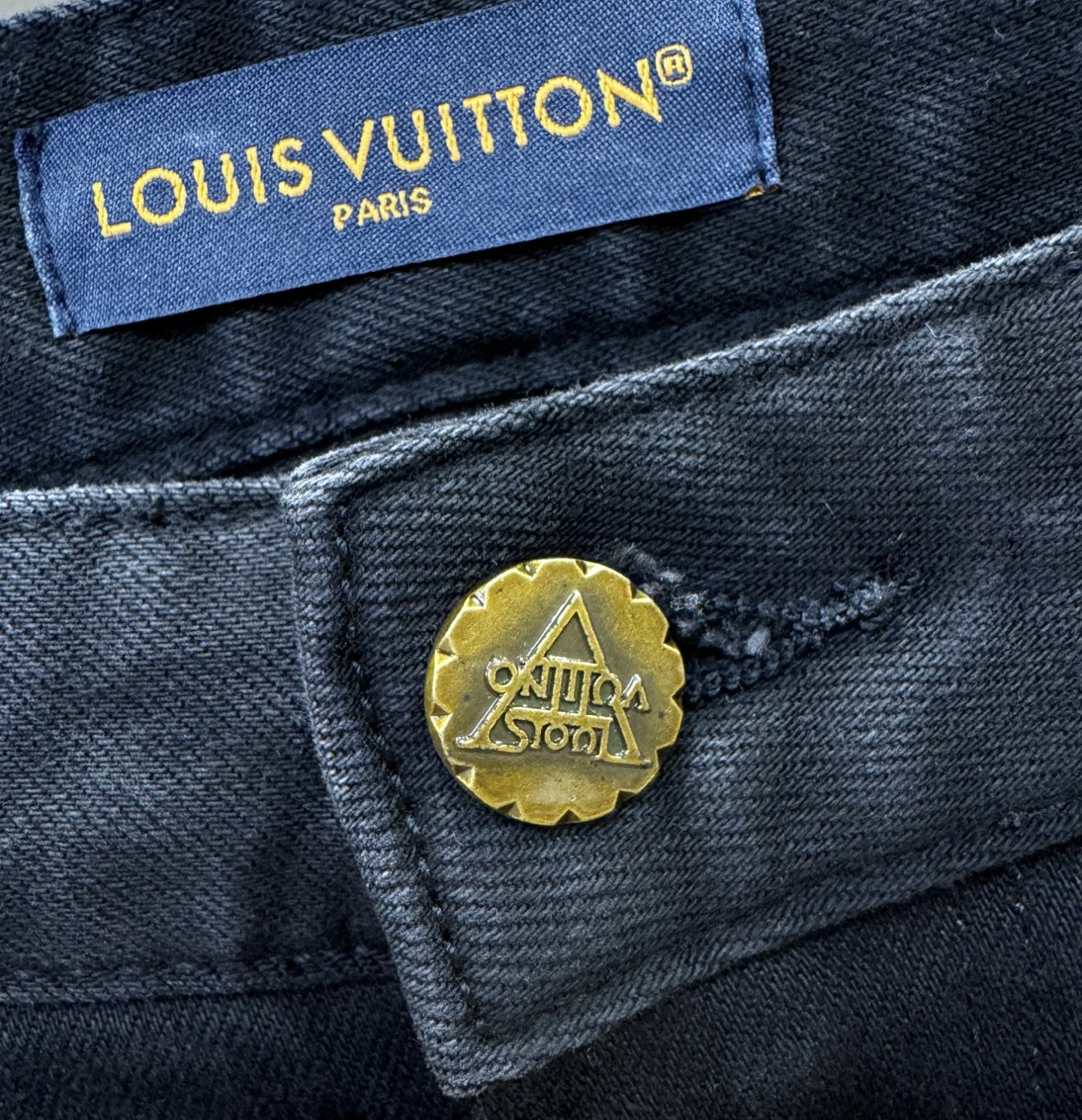 LV 2025专柜新品，原版牛仔裤 原版重工打造，品牌经典LOGO设计，三标齐全！原版五金辅料。专柜定制