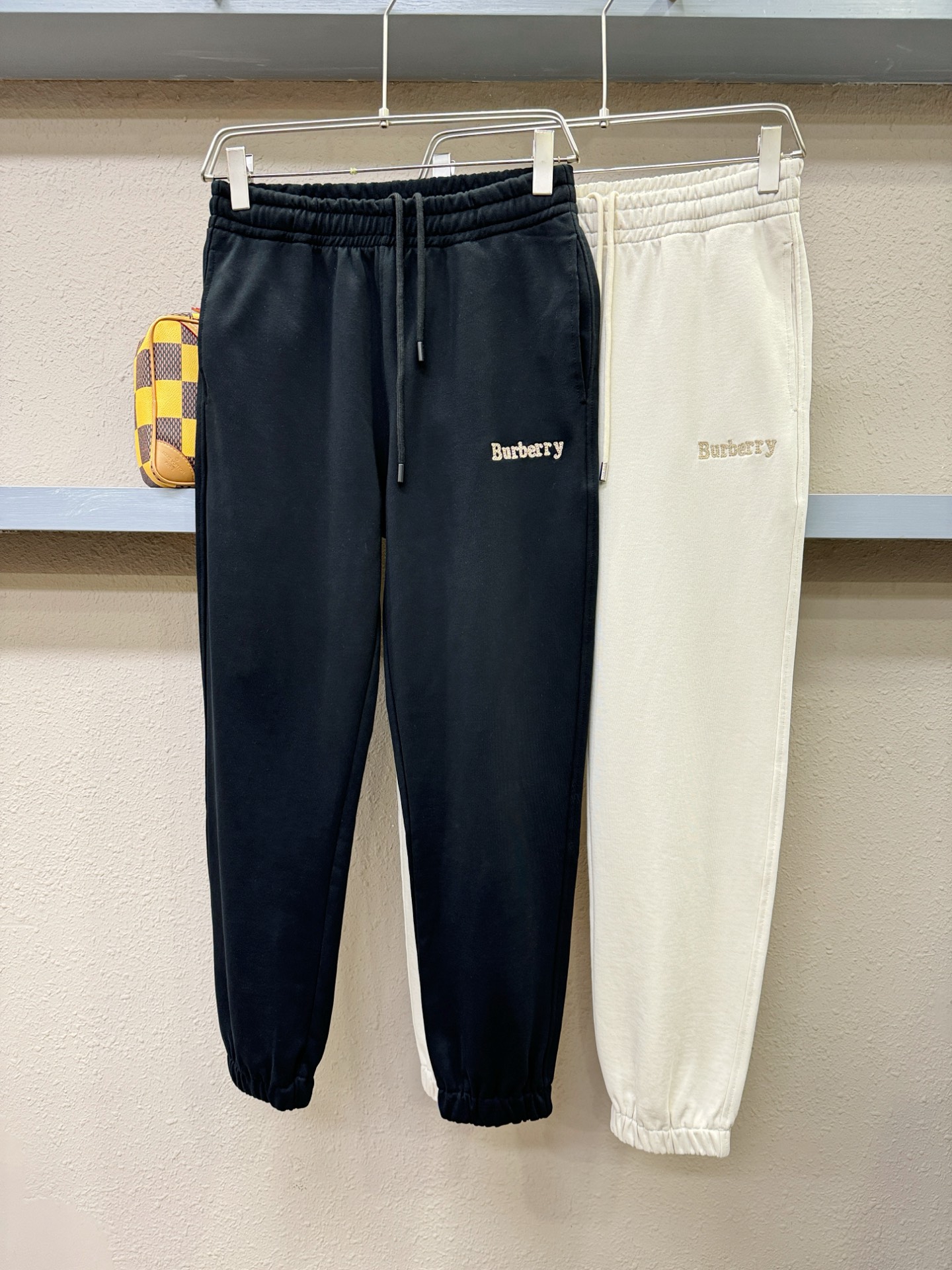 BURBERRY巴宝莉 2025秋冬超火休闲裤，选用欧洲进口面料，柔软舒适有质感，原版五金配件，非常炫酷