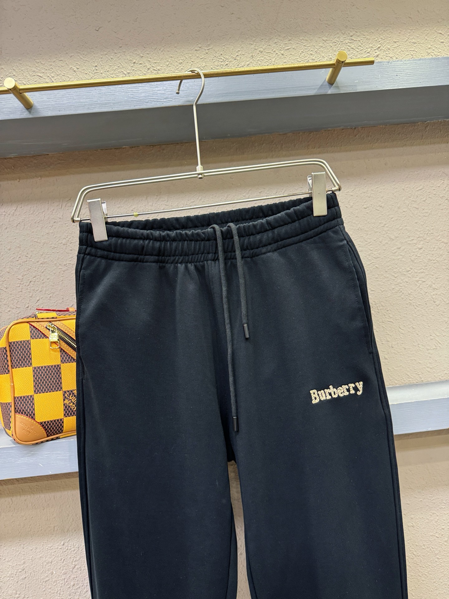 BURBERRY巴宝莉 2025秋冬超火休闲裤，选用欧洲进口面料，柔软舒适有质感，原版五金配件，非常炫酷