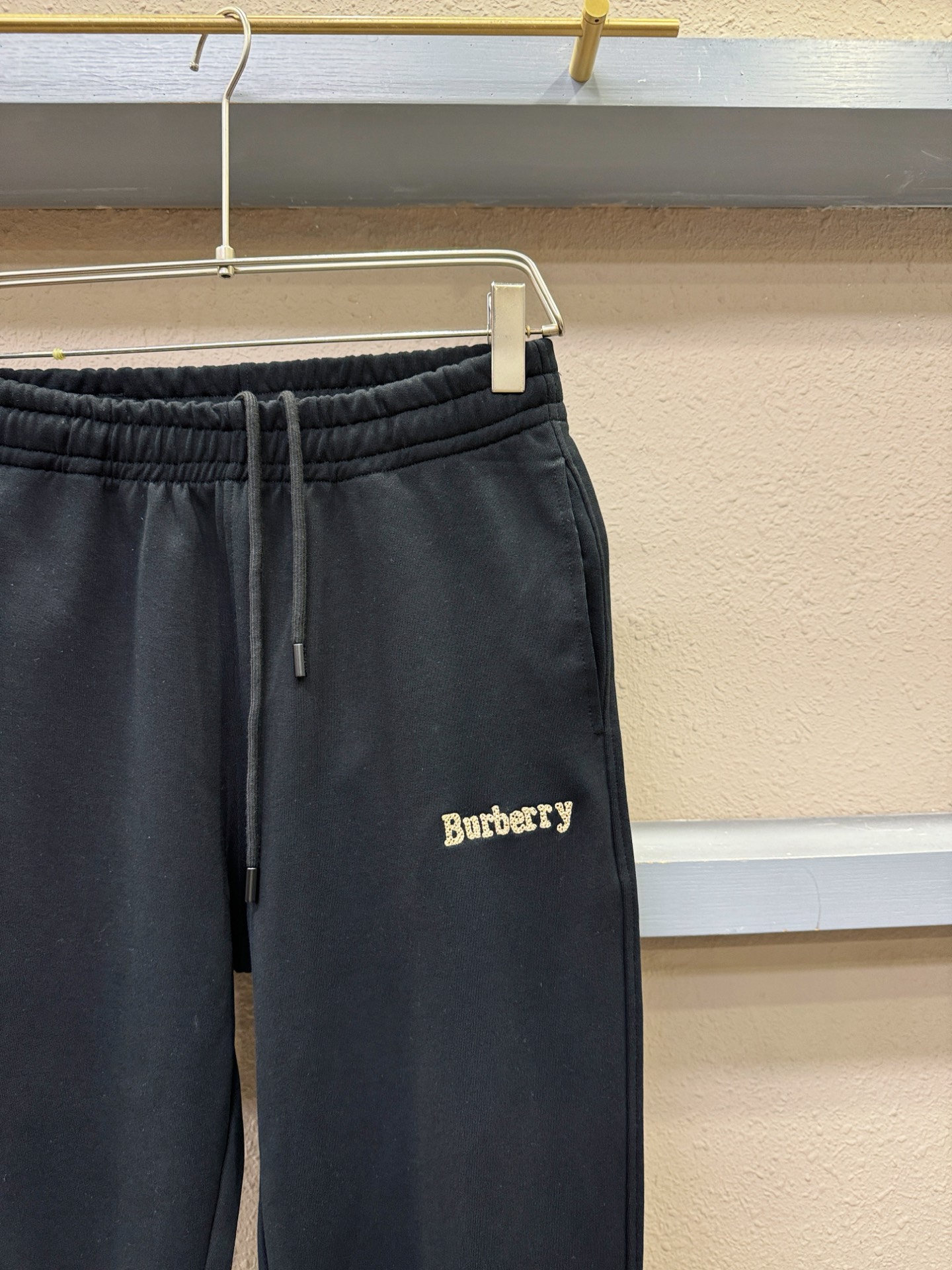 BURBERRY巴宝莉 2025秋冬超火休闲裤，选用欧洲进口面料，柔软舒适有质感，原版五金配件，非常炫酷