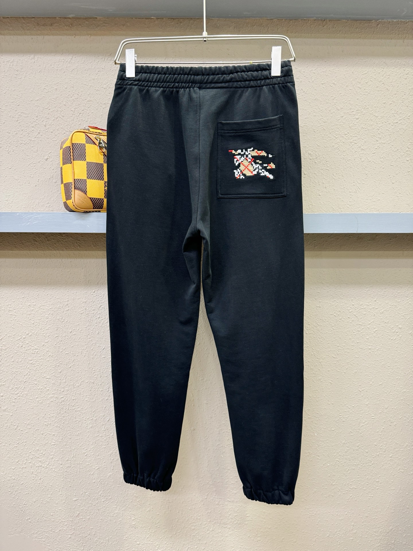 BURBERRY巴宝莉 2025秋冬超火休闲裤，选用欧洲进口面料，柔软舒适有质感，原版五金配件，非常炫酷