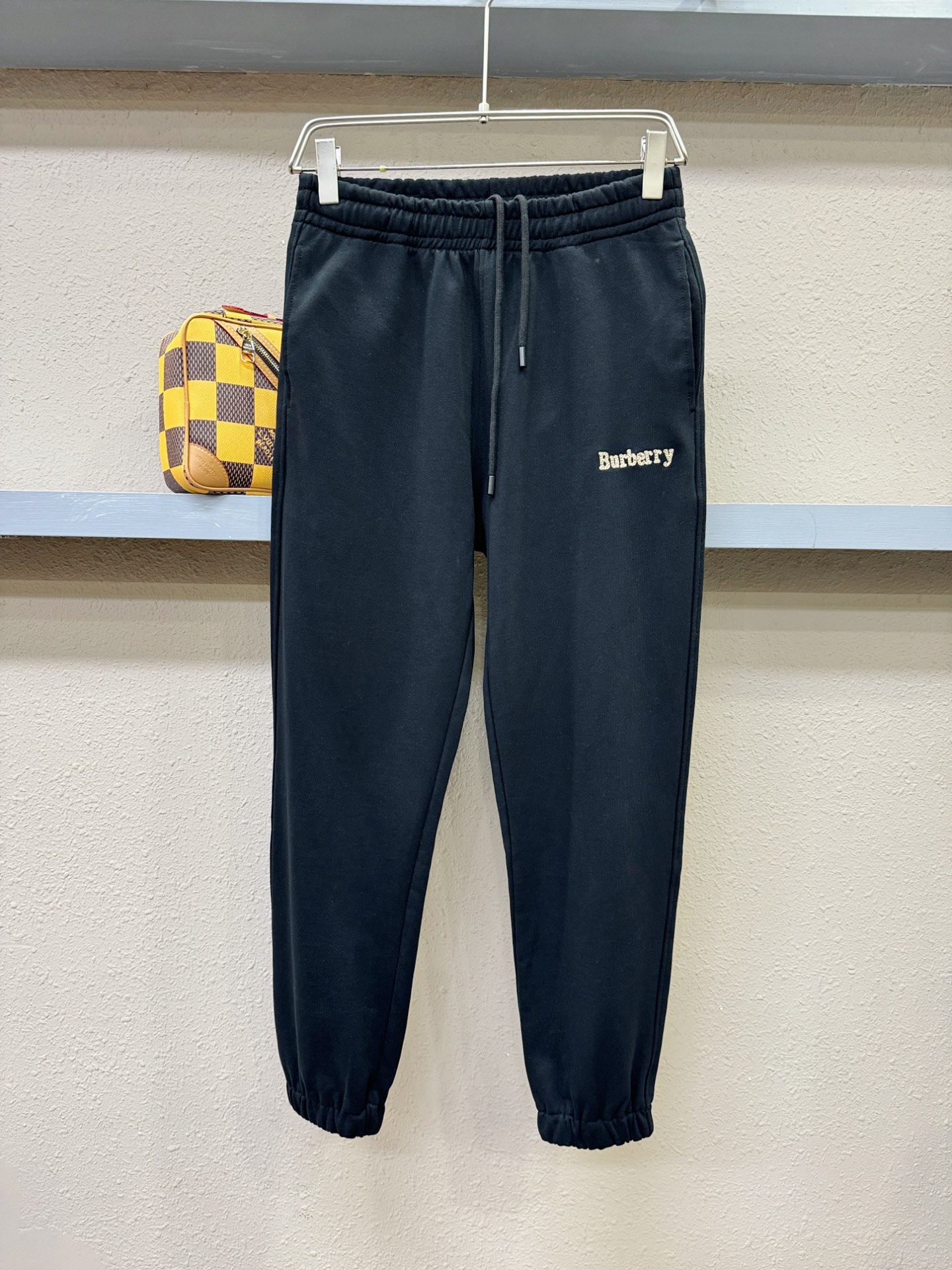 BURBERRY巴宝莉 2025秋冬超火休闲裤，选用欧洲进口面料，柔软舒适有质感，原版五金配件，非常炫酷