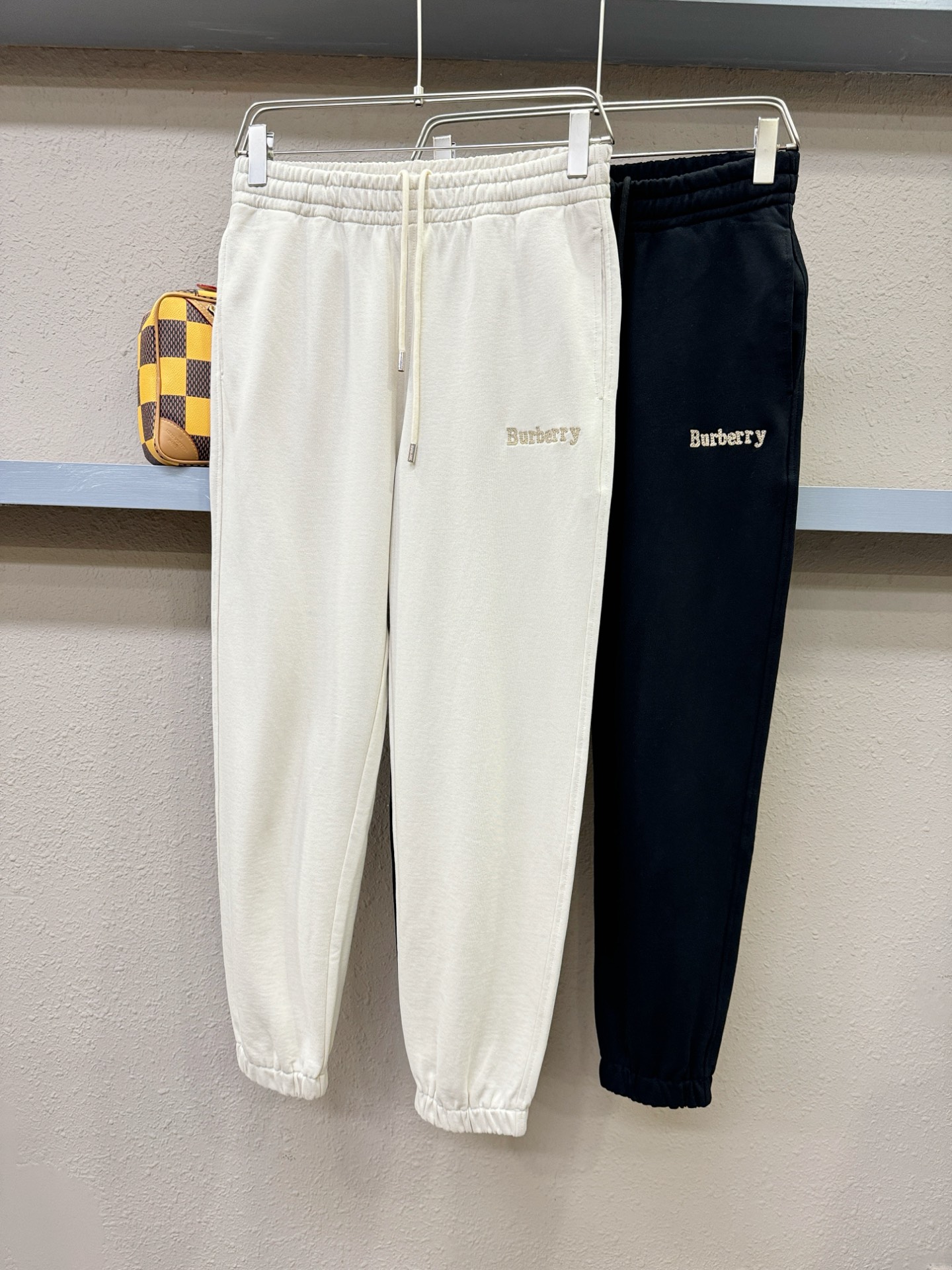 BURBERRY巴宝莉 2025秋冬超火休闲裤，选用欧洲进口面料，柔软舒适有质感，原版五金配件，非常炫酷