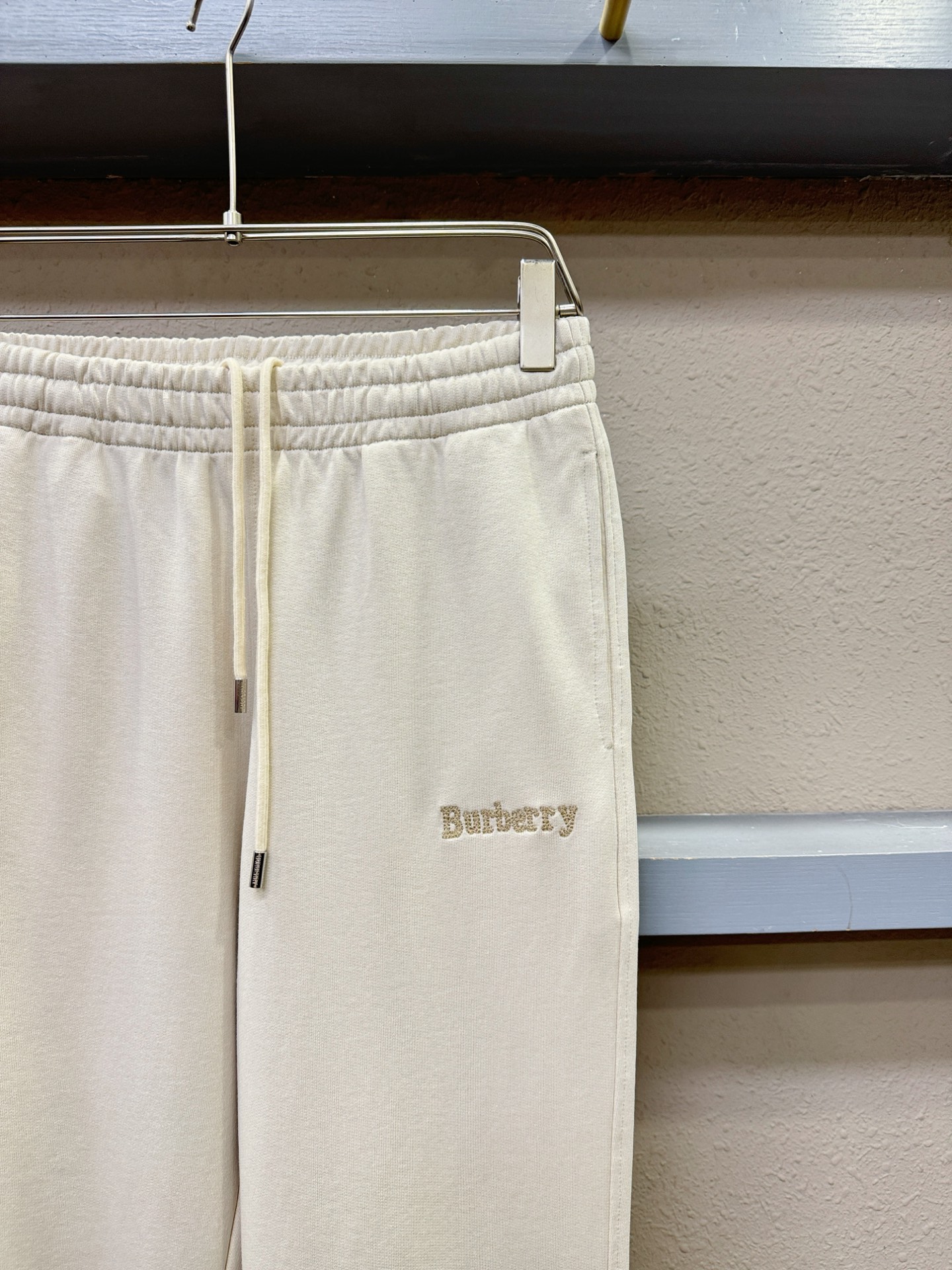 BURBERRY巴宝莉 2025秋冬超火休闲裤，选用欧洲进口面料，柔软舒适有质感，原版五金配件，非常炫酷