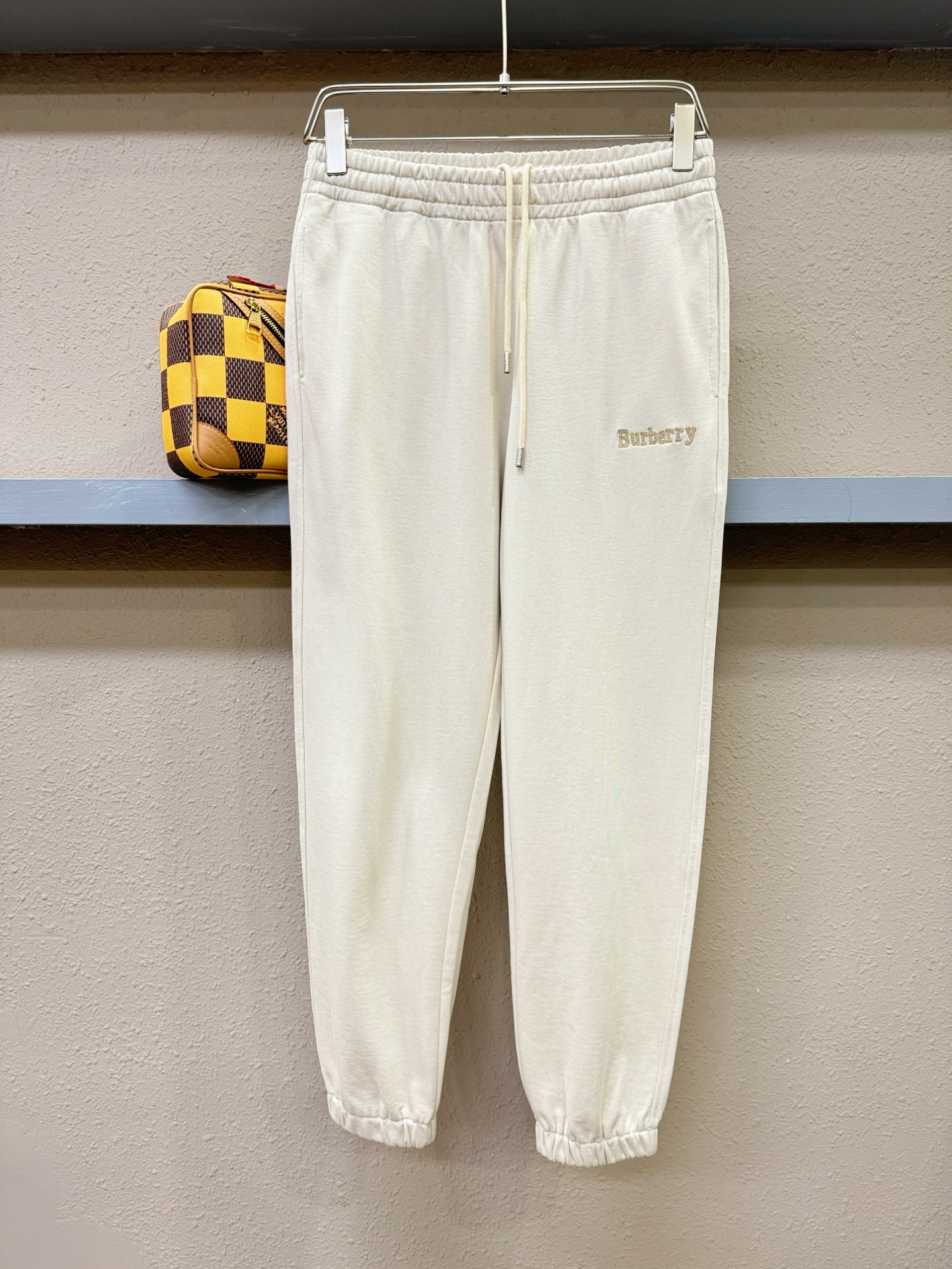 BURBERRY巴宝莉 2025秋冬超火休闲裤，选用欧洲进口面料，柔软舒适有质感，原版五金配件，非常炫酷