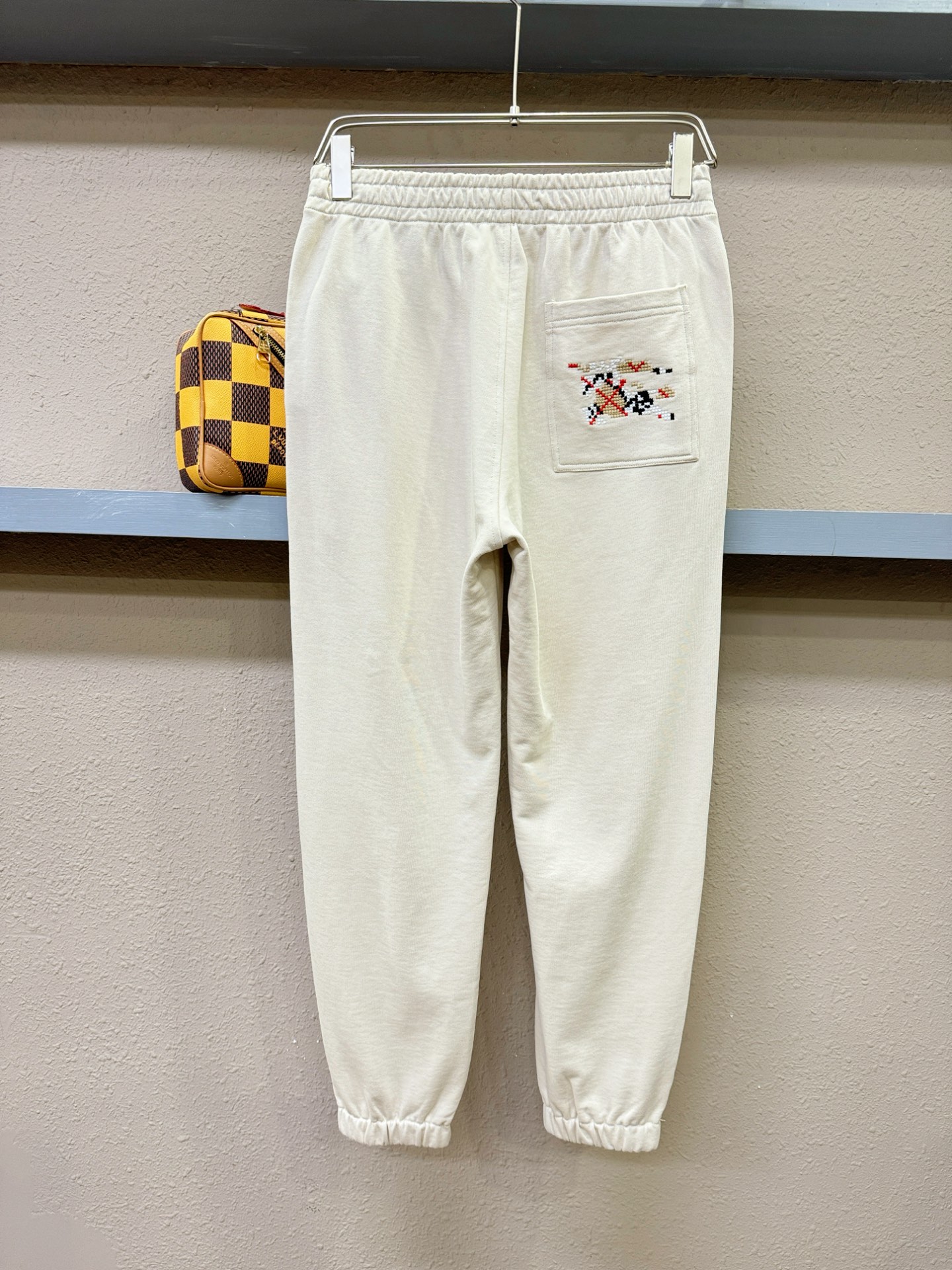 BURBERRY巴宝莉 2025秋冬超火休闲裤，选用欧洲进口面料，柔软舒适有质感，原版五金配件，非常炫酷