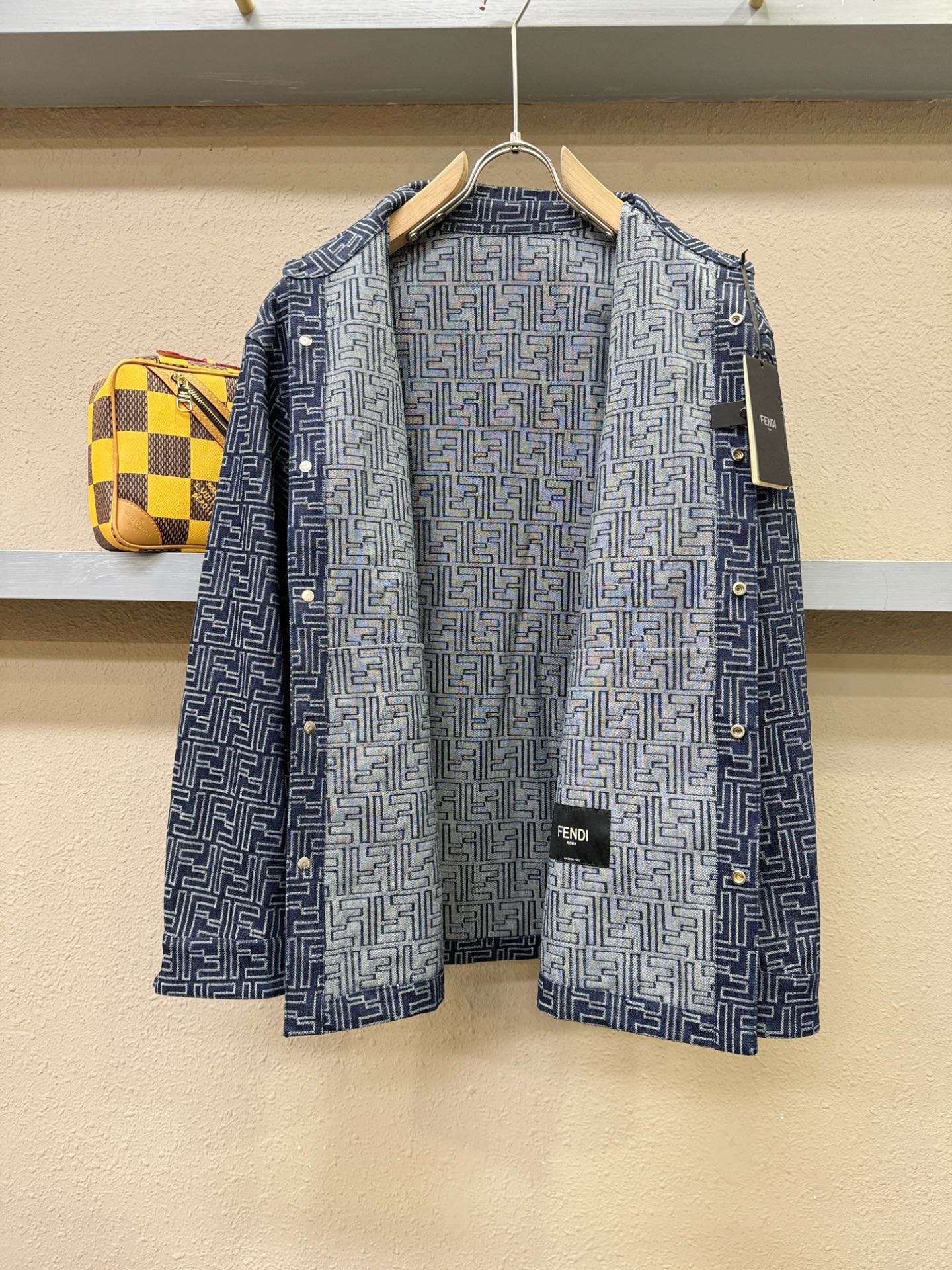 FENDI芬迪 2025秋冬新款牛仔夹克外套，原单狠货 意大利进口面料时尚夹克外套。欧洲专柜同步，上身更