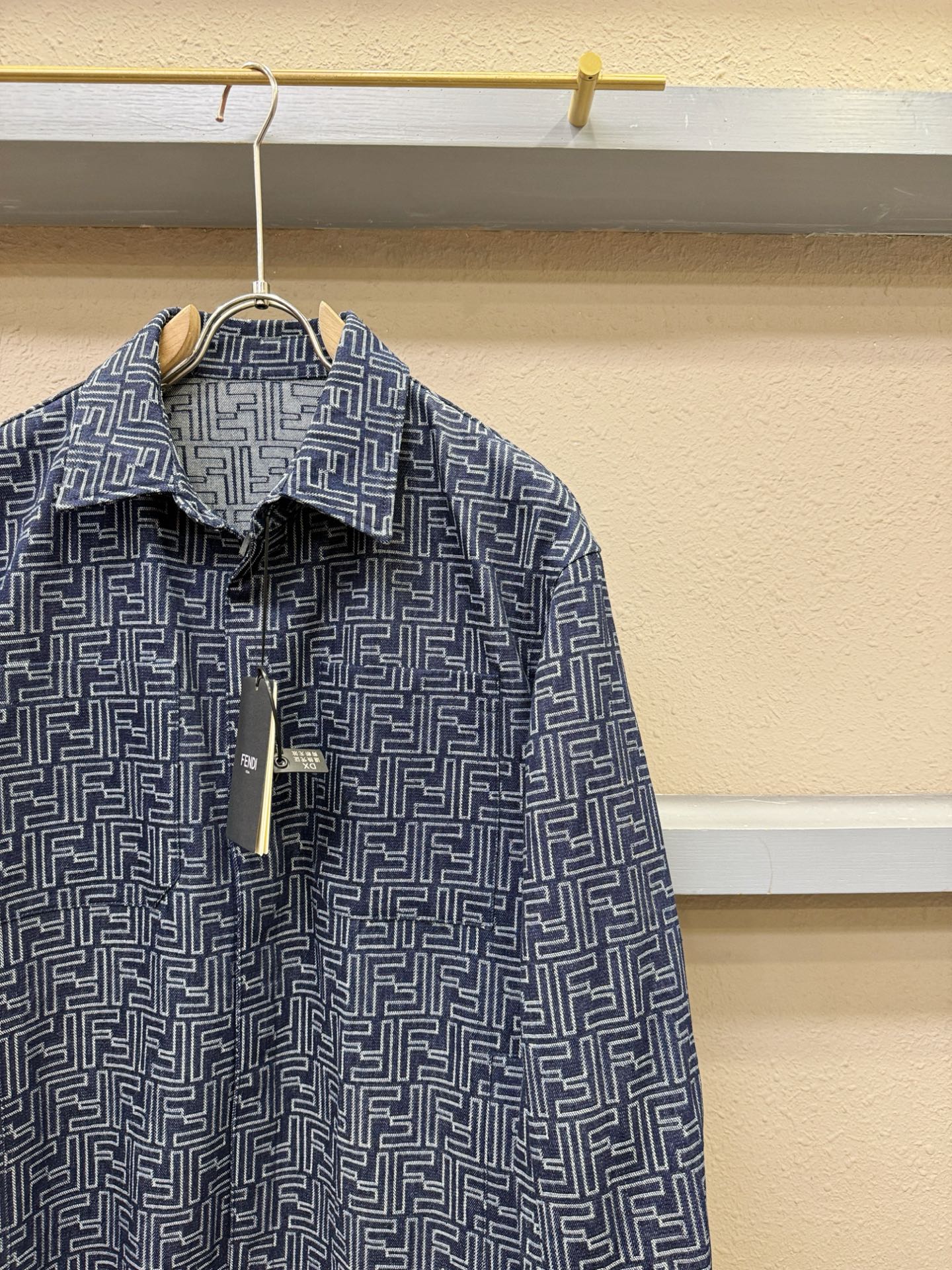 FENDI芬迪 2025秋冬新款牛仔夹克外套，原单狠货 意大利进口面料时尚夹克外套。欧洲专柜同步，上身更