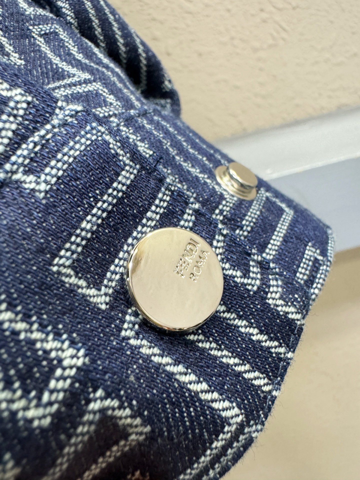 FENDI芬迪 2025秋冬新款牛仔夹克外套，原单狠货 意大利进口面料时尚夹克外套。欧洲专柜同步，上身更