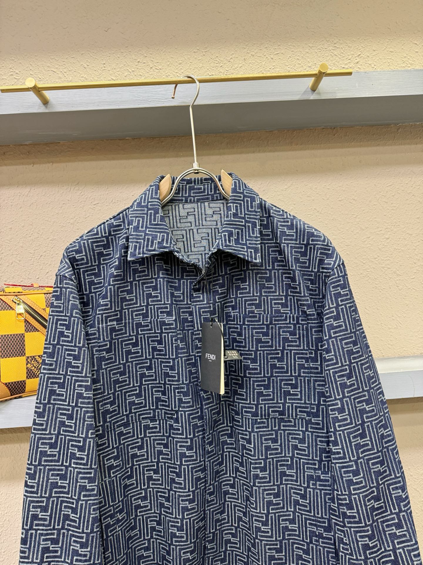 FENDI芬迪 2025秋冬新款牛仔夹克外套，原单狠货 意大利进口面料时尚夹克外套。欧洲专柜同步，上身更