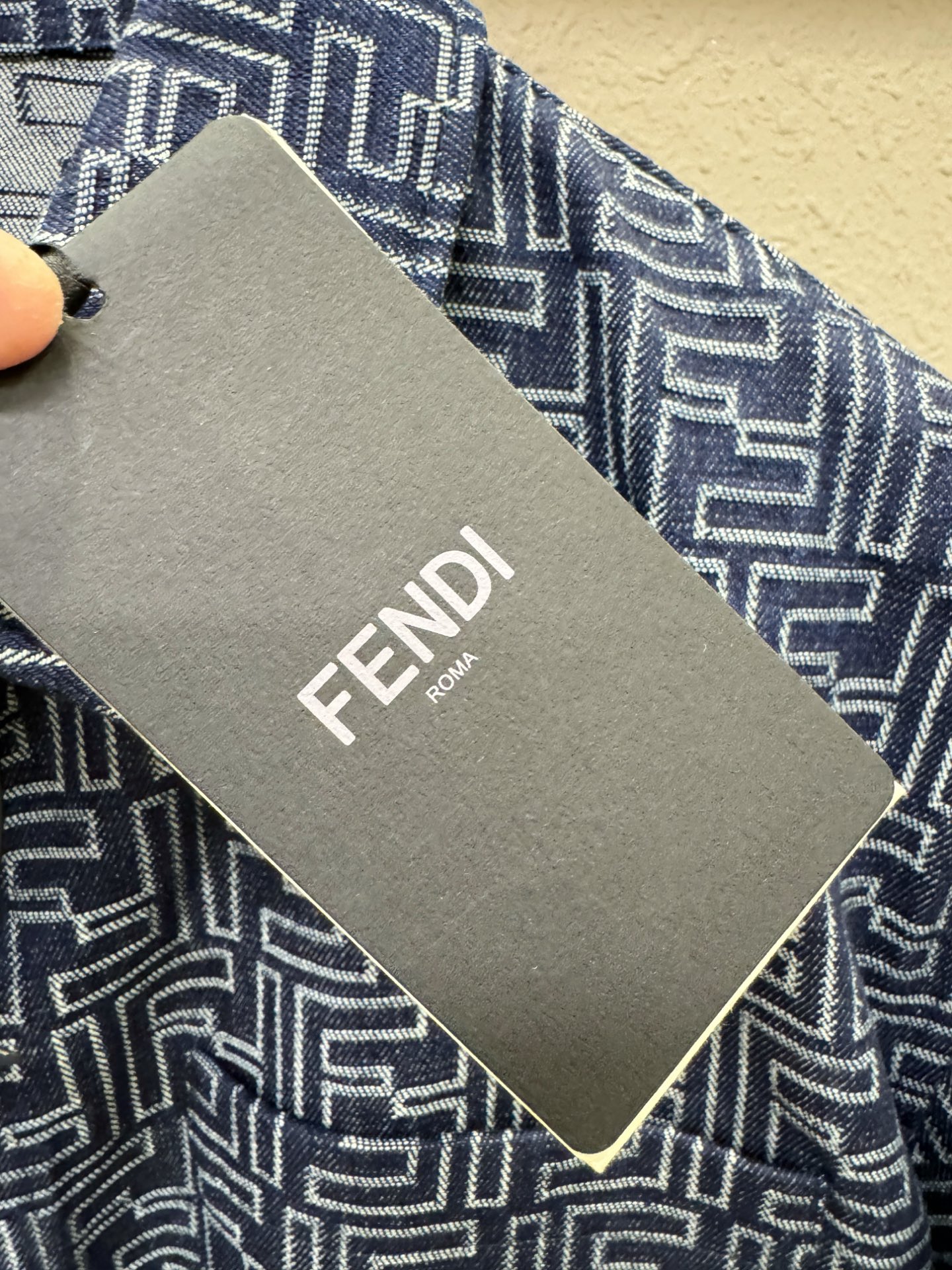 FENDI芬迪 2025秋冬新款牛仔夹克外套，原单狠货 意大利进口面料时尚夹克外套。欧洲专柜同步，上身更