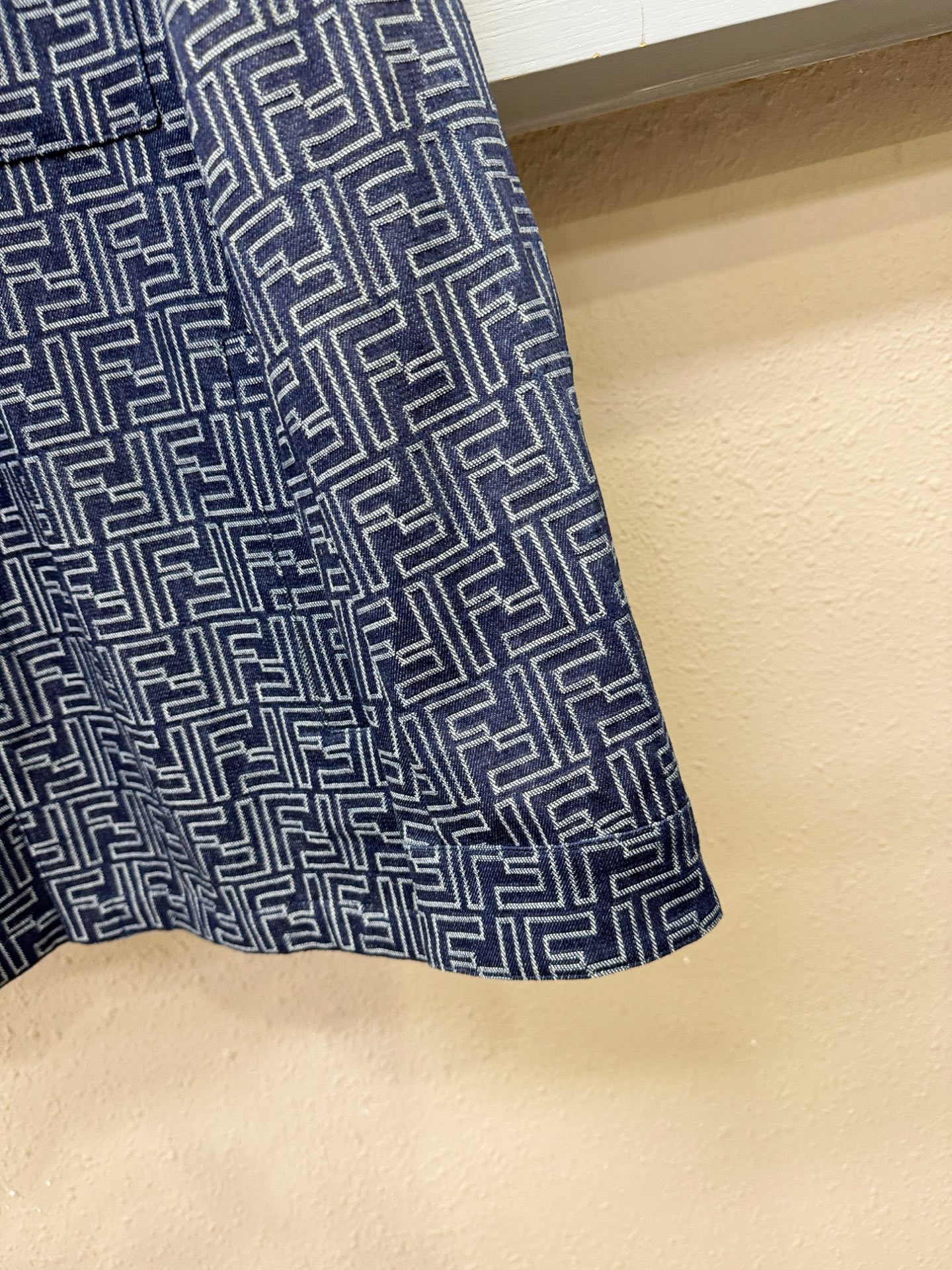 FENDI芬迪 2025秋冬新款牛仔夹克外套，原单狠货 意大利进口面料时尚夹克外套。欧洲专柜同步，上身更