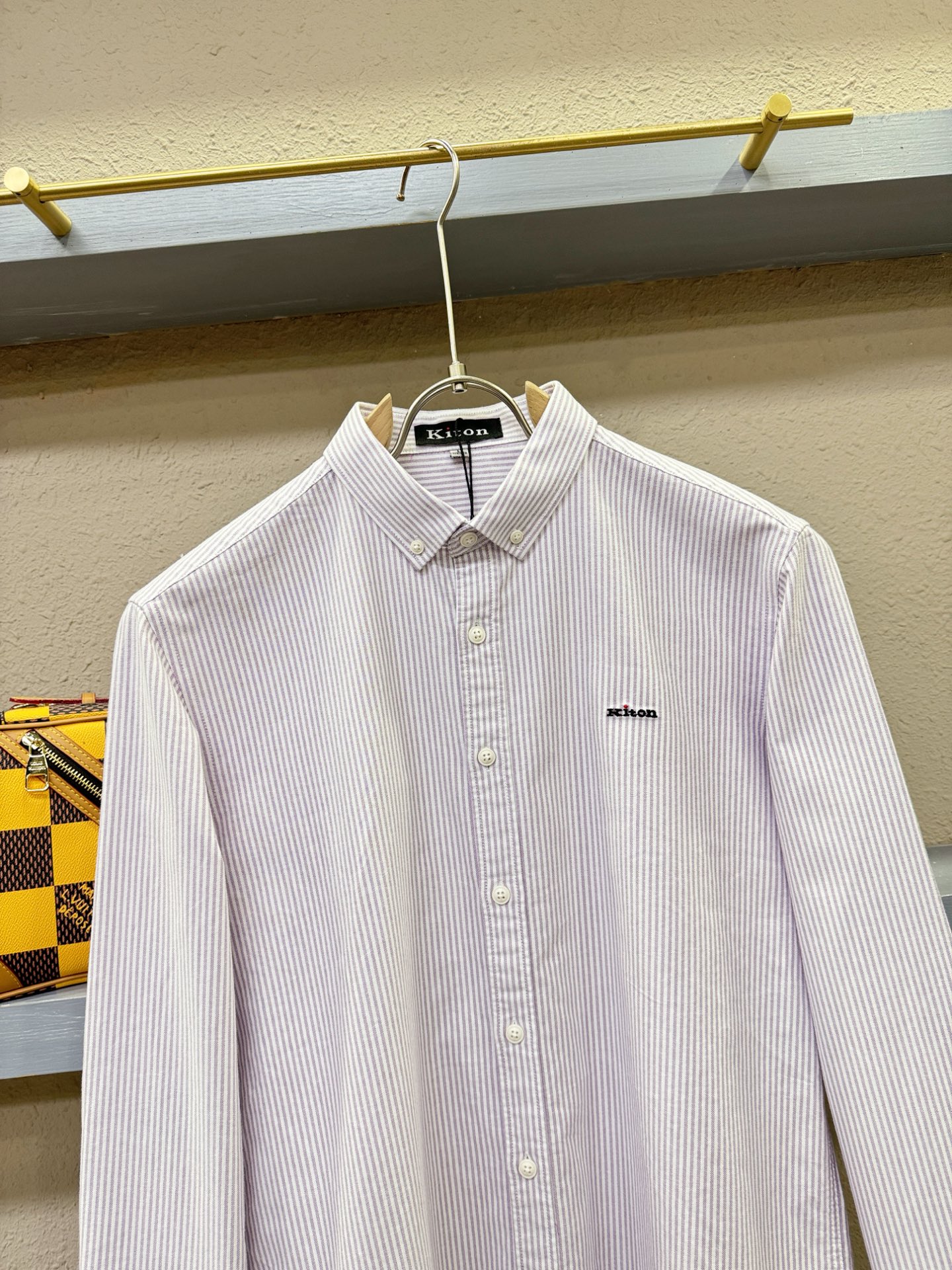 Kiton 2025 新款衬衫，贸易公司渠道稀出，领先官网发售！经典休闲衬衫搭配独特的设计，简洁干净、经