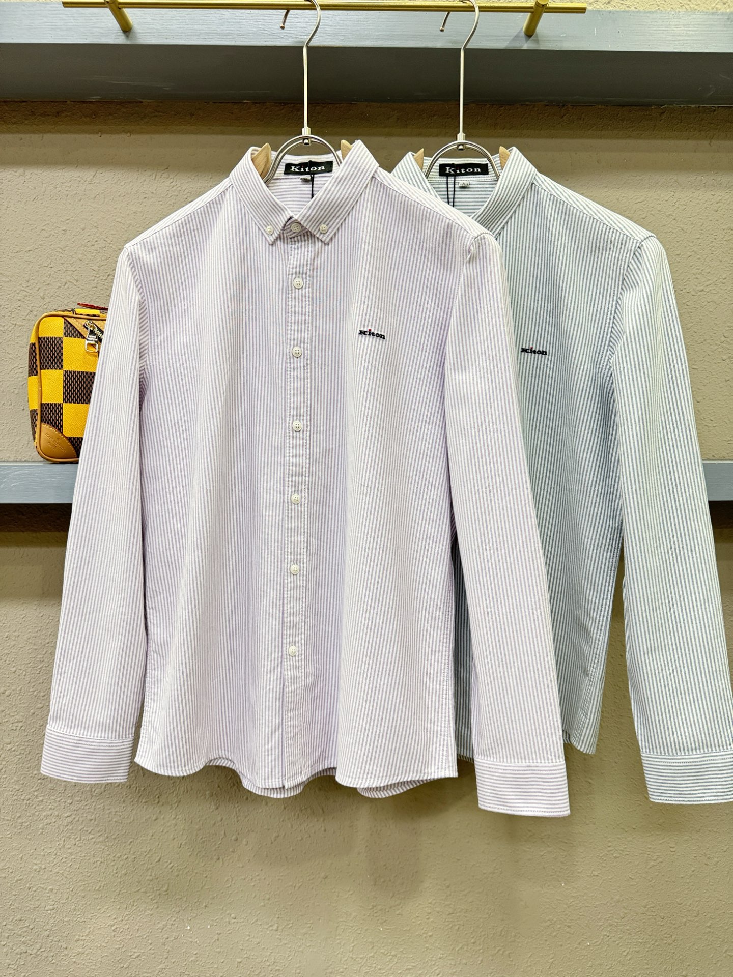 Kiton 2025 新款衬衫，贸易公司渠道稀出，领先官网发售！经典休闲衬衫搭配独特的设计，简洁干净、经