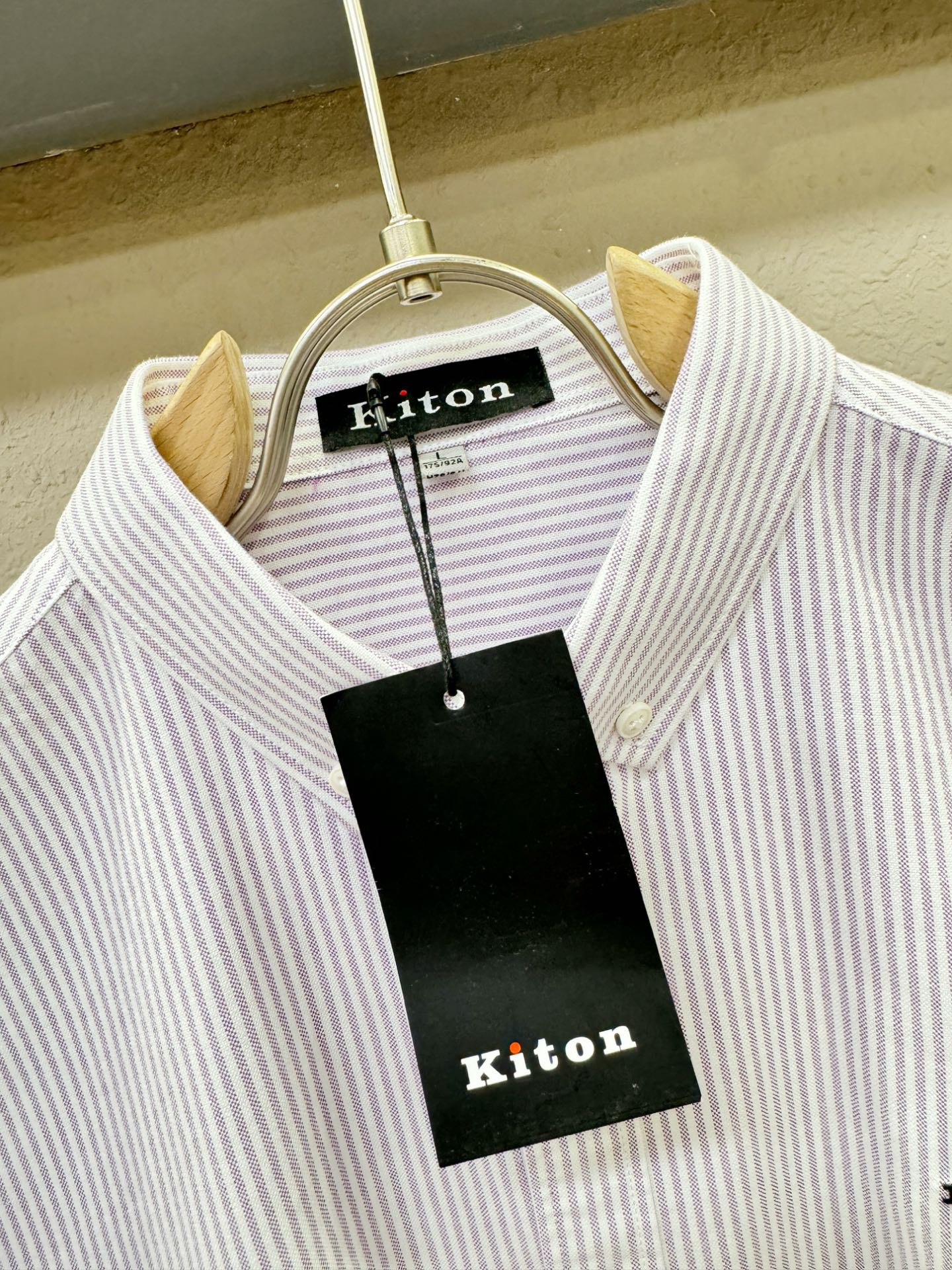 Kiton 2025 新款衬衫，贸易公司渠道稀出，领先官网发售！经典休闲衬衫搭配独特的设计，简洁干净、经