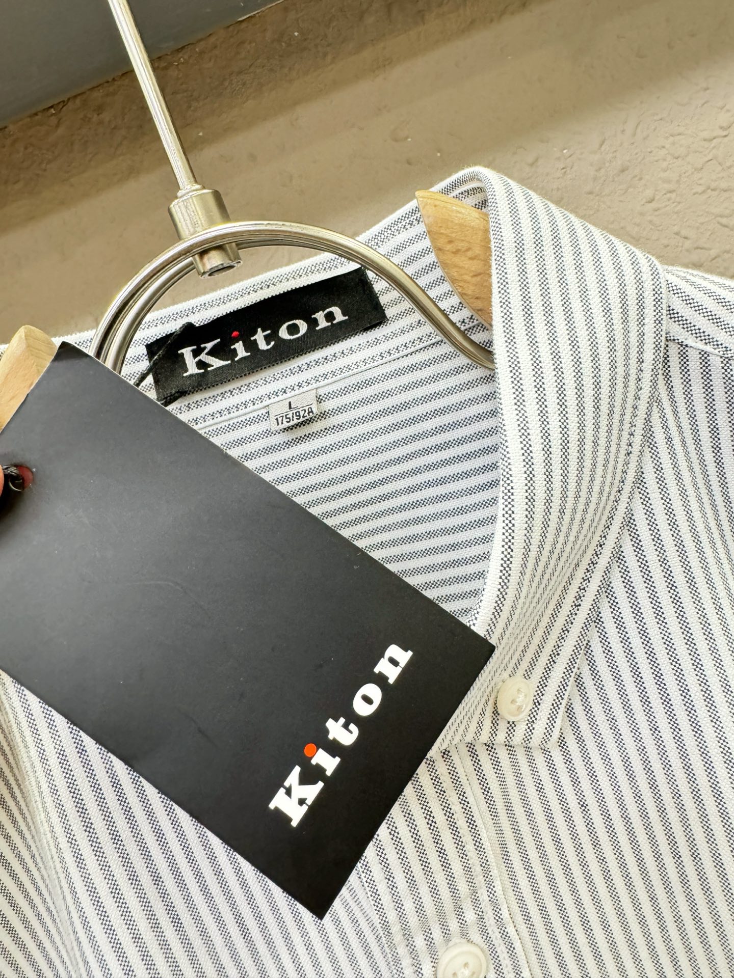 Kiton 2025 新款衬衫，贸易公司渠道稀出，领先官网发售！经典休闲衬衫搭配独特的设计，简洁干净、经
