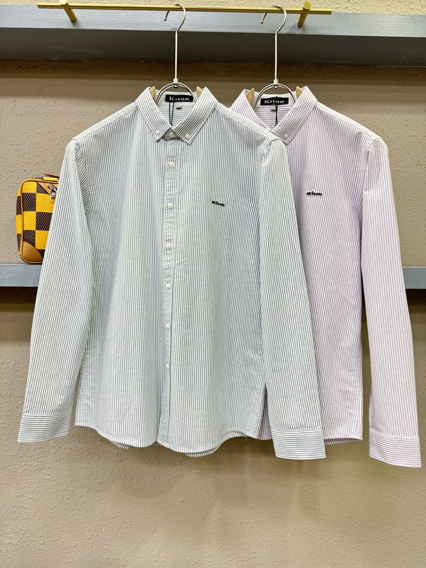 Kiton 2025 新款衬衫，贸易公司渠道稀出，领先官网发售！经典休闲衬衫搭配独特的设计，简洁干净、经