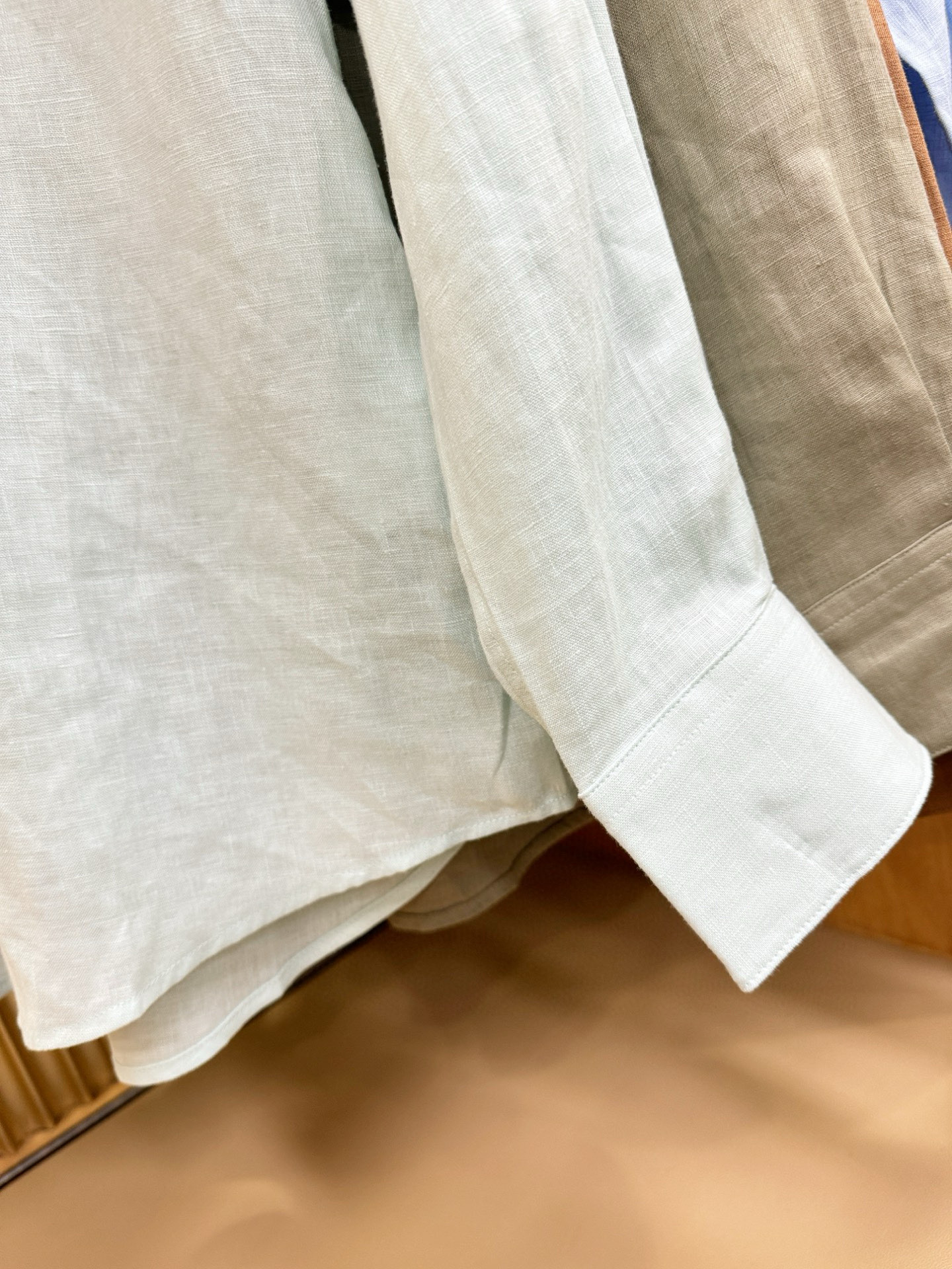 Loro Piana诺悠翩雅 2025专柜同款亚麻衬衫，100%亚麻面料，亚麻衬衫就足够腔调，作为衬衫外