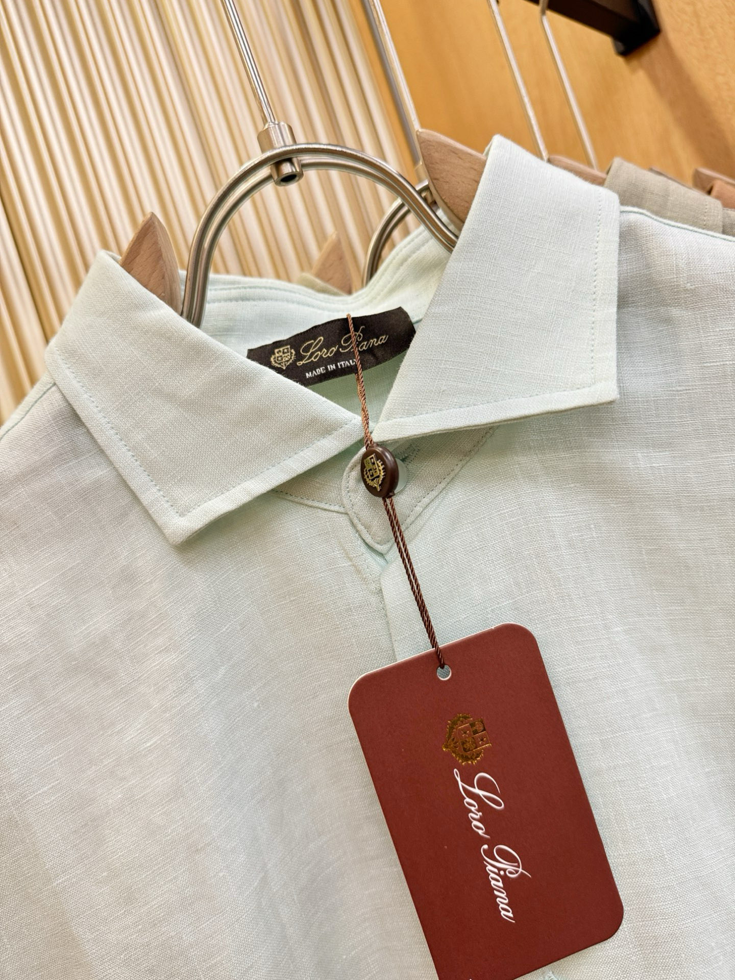 Loro Piana诺悠翩雅 2025专柜同款亚麻衬衫，100%亚麻面料，亚麻衬衫就足够腔调，作为衬衫外