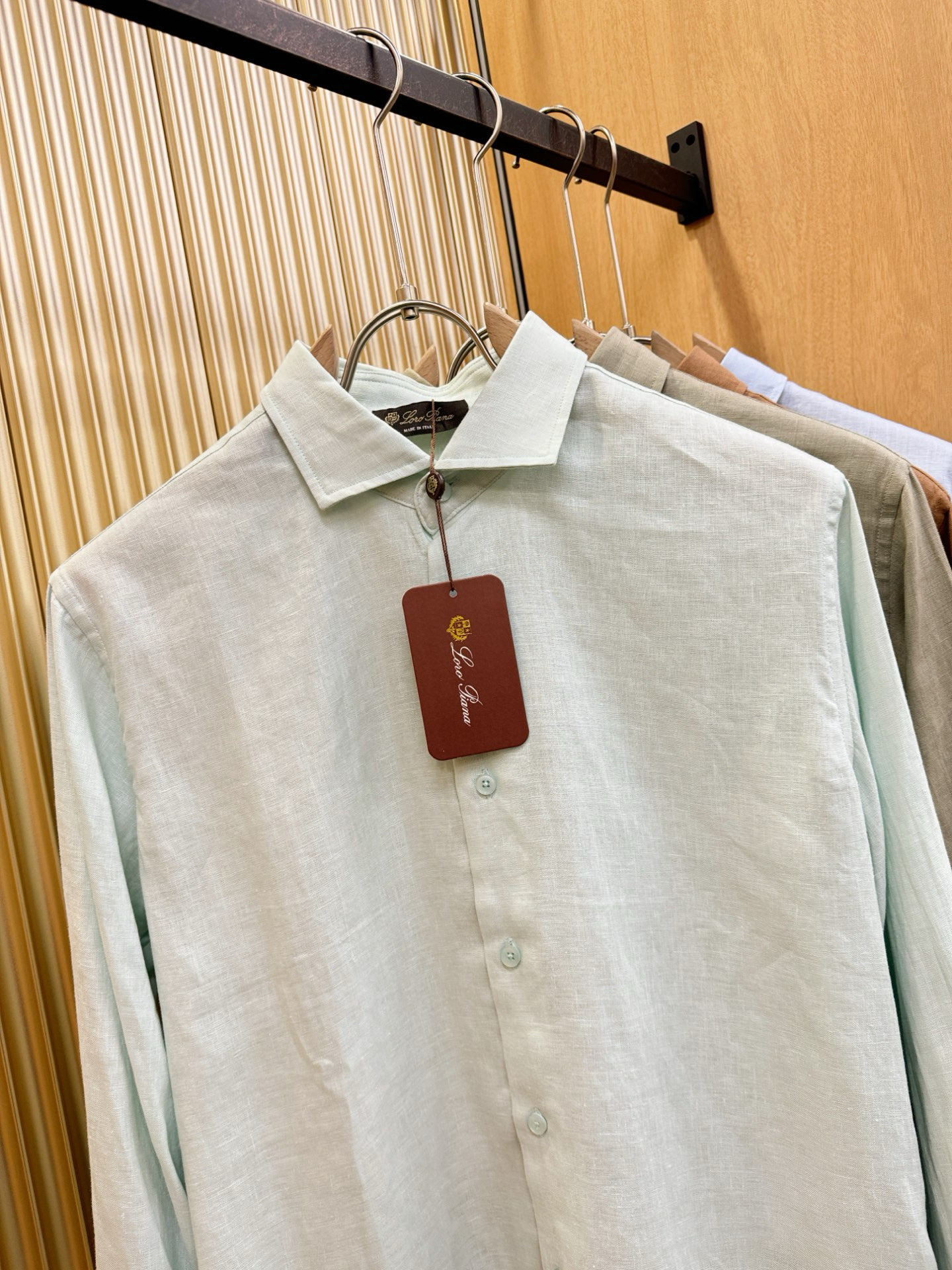 Loro Piana诺悠翩雅 2025专柜同款亚麻衬衫，100%亚麻面料，亚麻衬衫就足够腔调，作为衬衫外