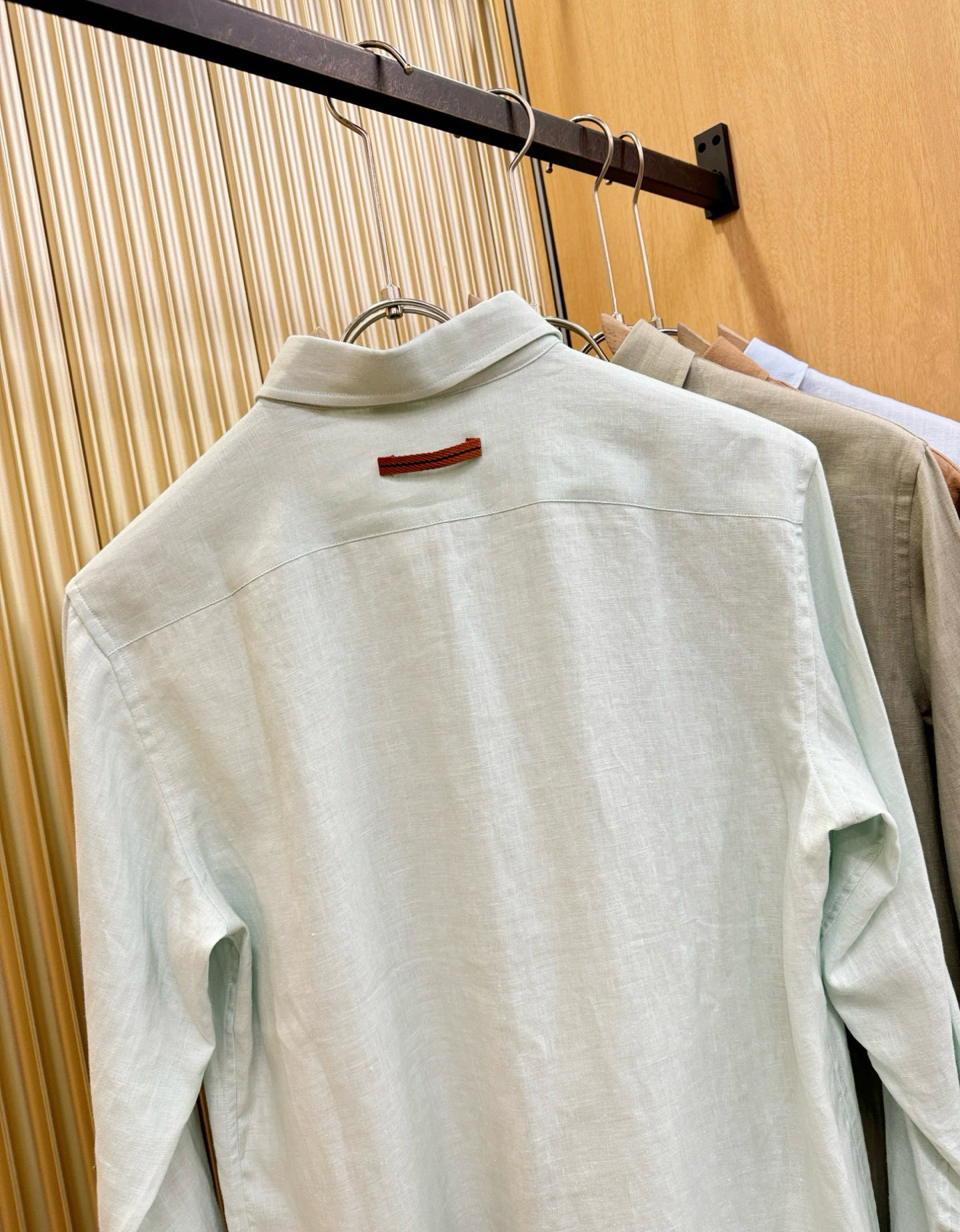 Loro Piana诺悠翩雅 2025专柜同款亚麻衬衫，100%亚麻面料，亚麻衬衫就足够腔调，作为衬衫外