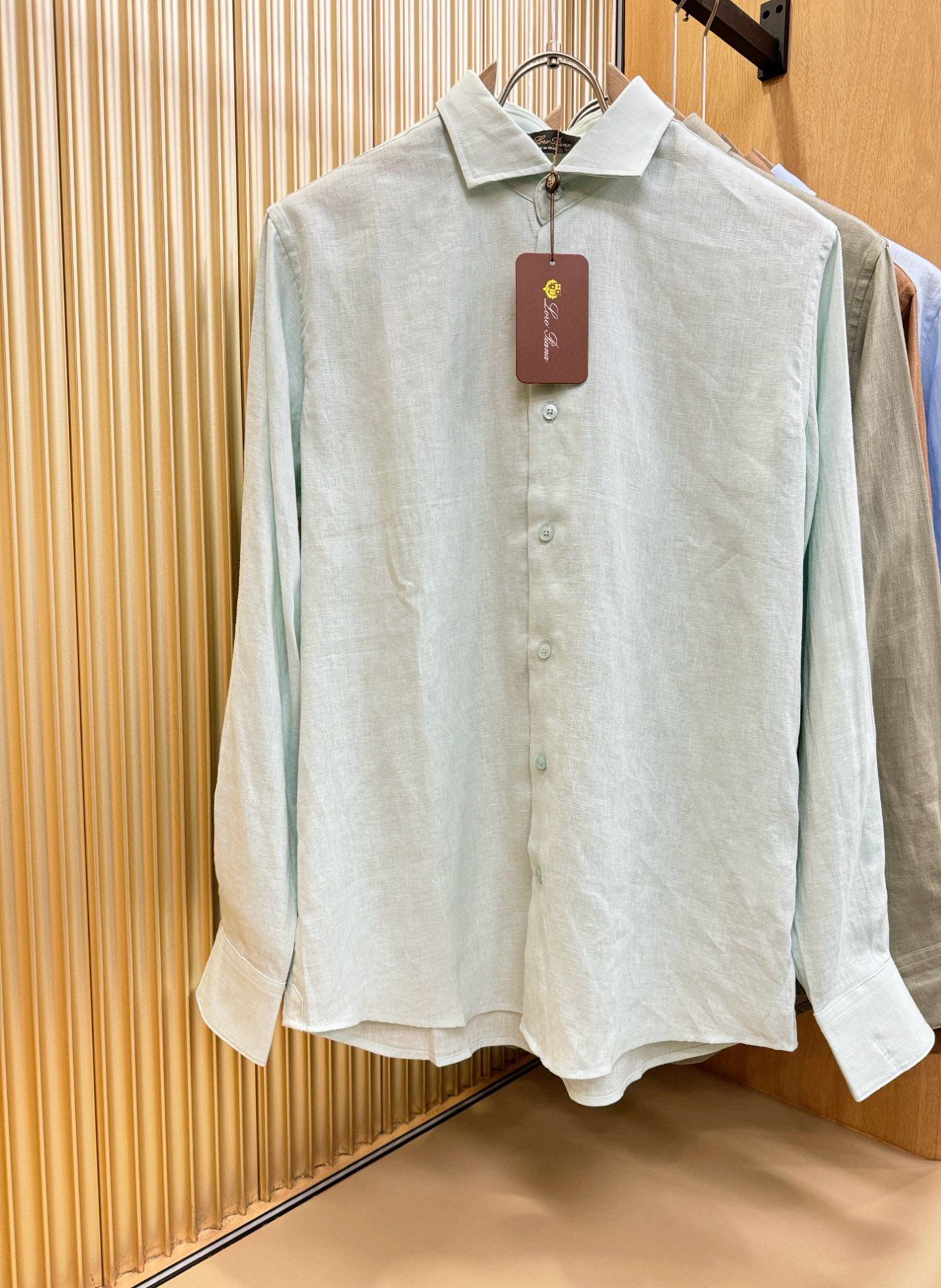Loro Piana诺悠翩雅 2025专柜同款亚麻衬衫，100%亚麻面料，亚麻衬衫就足够腔调，作为衬衫外