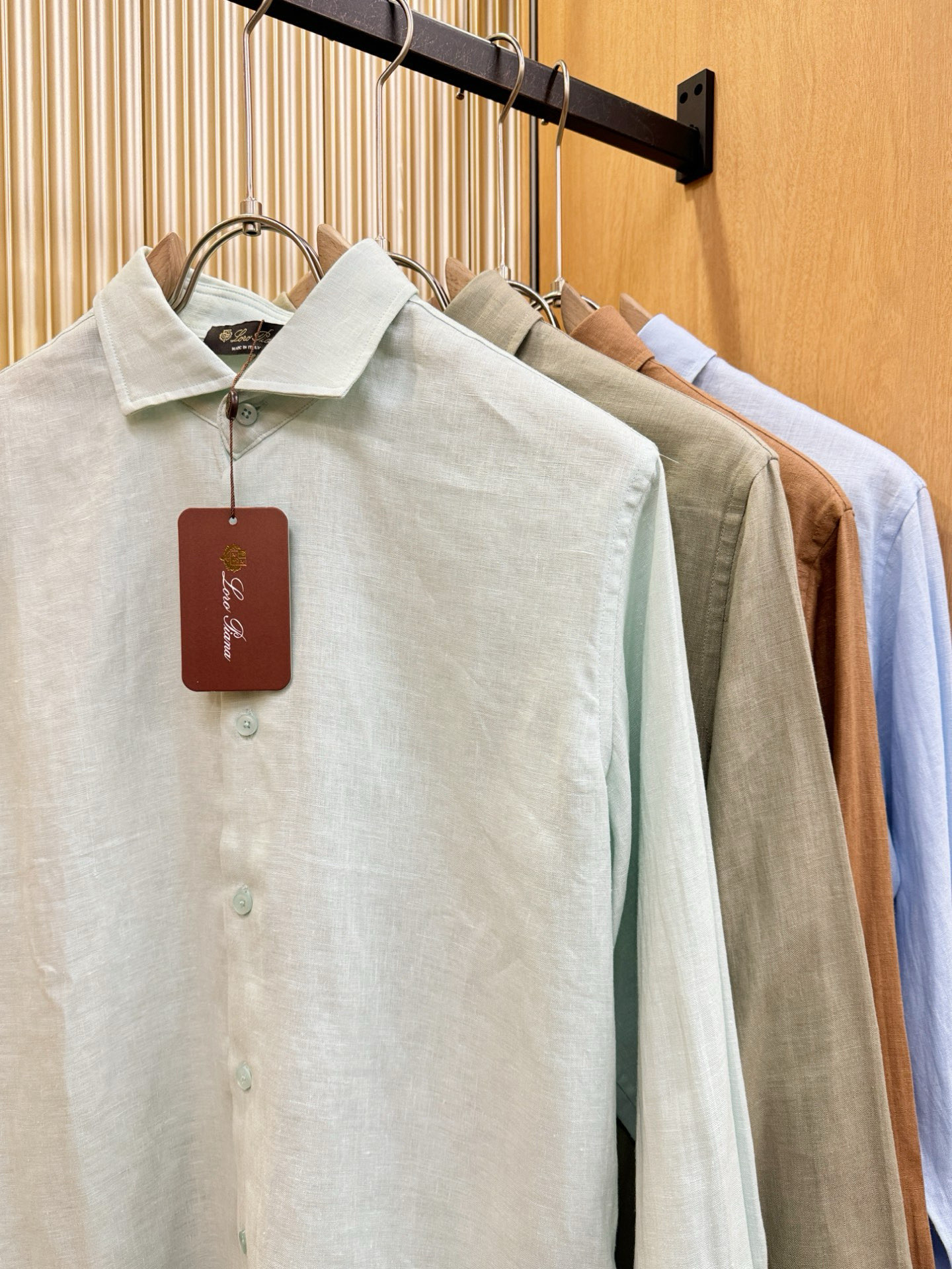Loro Piana诺悠翩雅 2025专柜同款亚麻衬衫，100%亚麻面料，亚麻衬衫就足够腔调，作为衬衫外