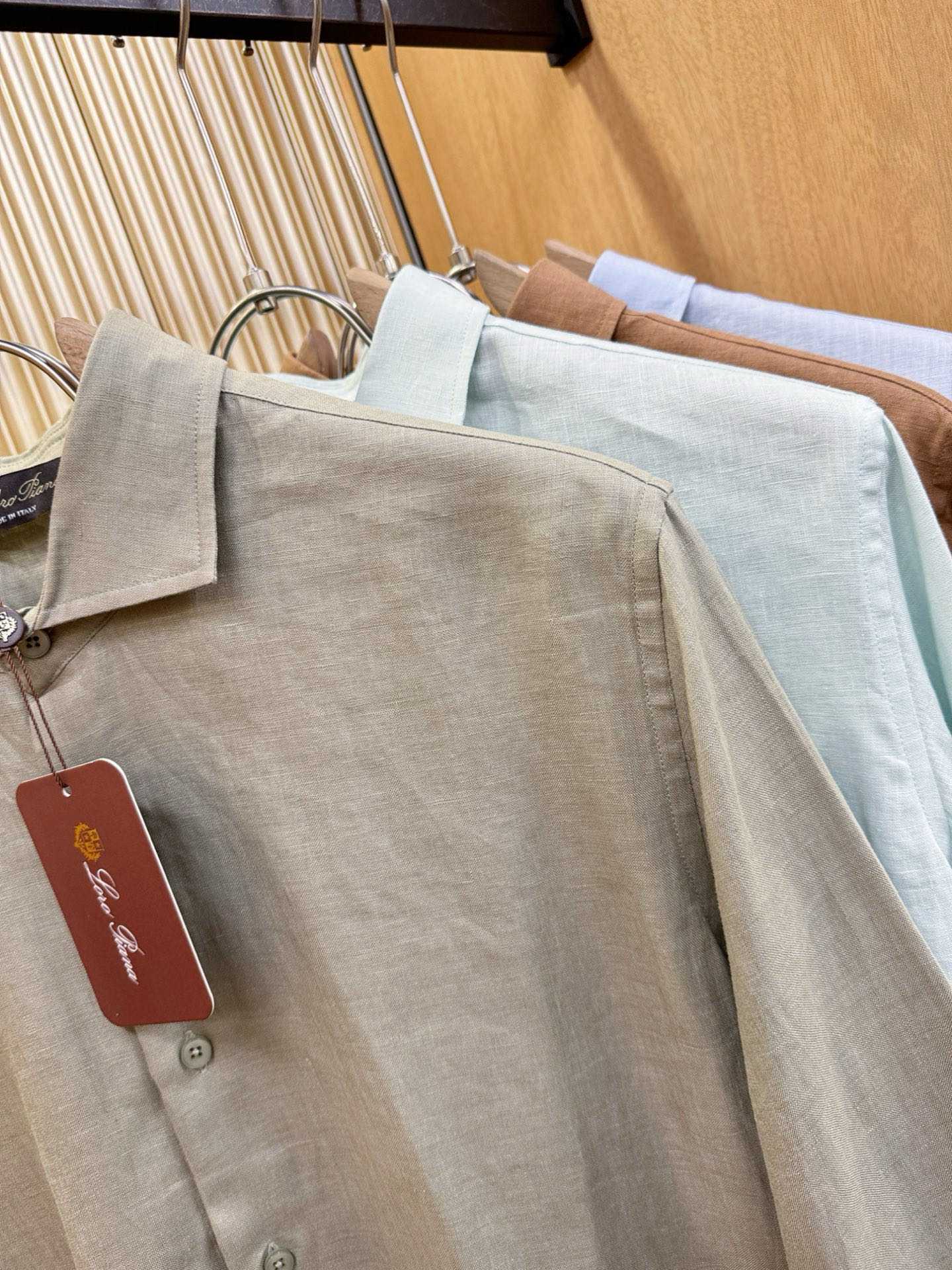 Loro Piana诺悠翩雅 2025专柜同款亚麻衬衫，100%亚麻面料，亚麻衬衫就足够腔调，作为衬衫外