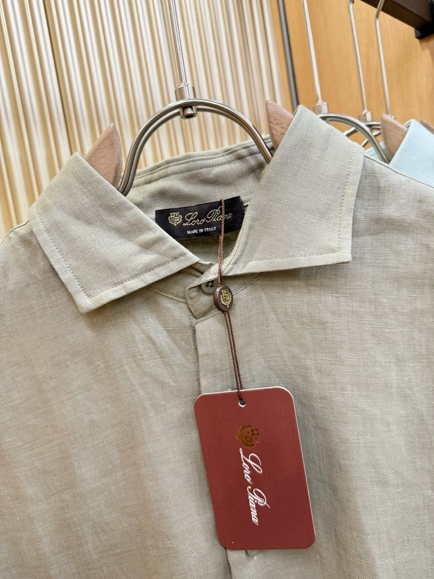 Loro Piana诺悠翩雅 2025专柜同款亚麻衬衫，100%亚麻面料，亚麻衬衫就足够腔调，作为衬衫外