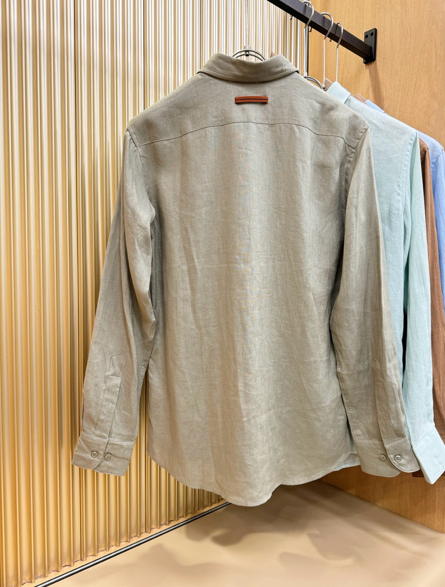 Loro Piana诺悠翩雅 2025专柜同款亚麻衬衫，100%亚麻面料，亚麻衬衫就足够腔调，作为衬衫外