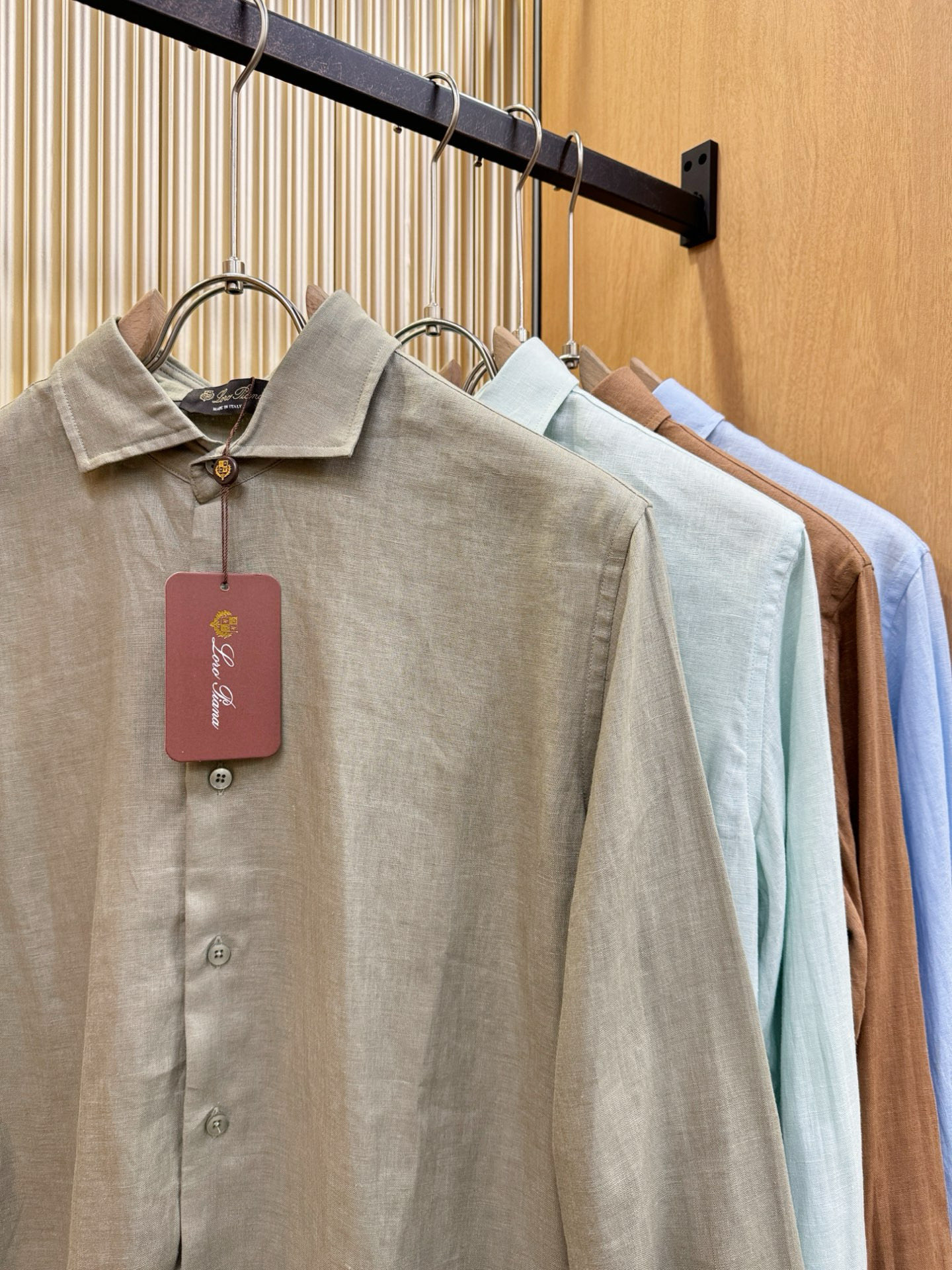 Loro Piana诺悠翩雅 2025专柜同款亚麻衬衫，100%亚麻面料，亚麻衬衫就足够腔调，作为衬衫外