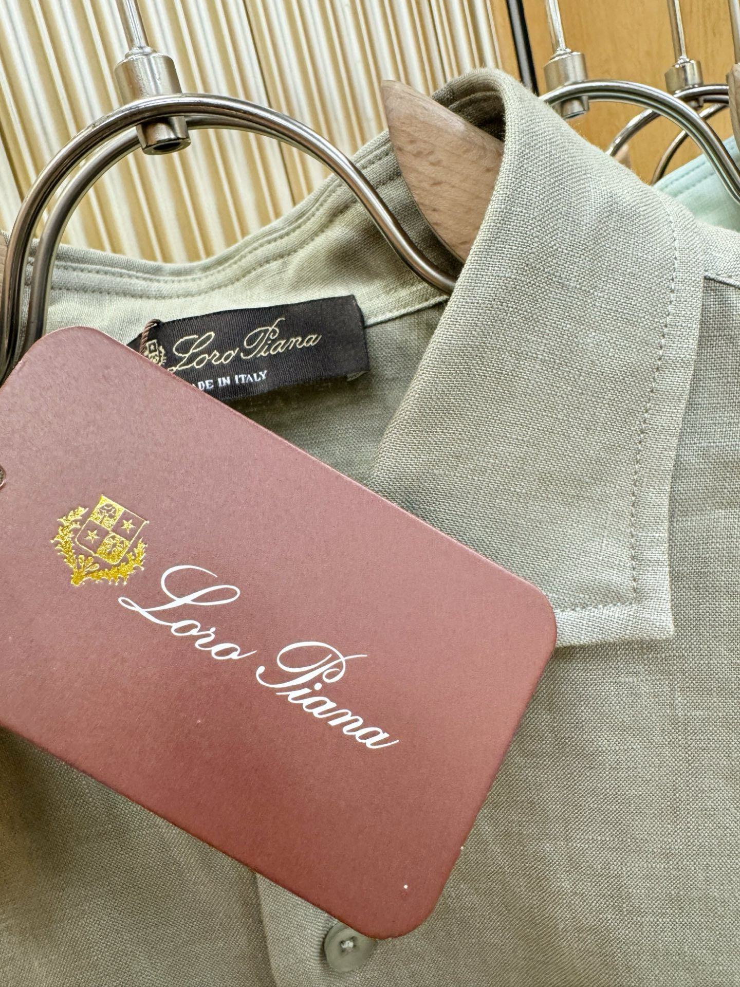 Loro Piana诺悠翩雅 2025专柜同款亚麻衬衫，100%亚麻面料，亚麻衬衫就足够腔调，作为衬衫外