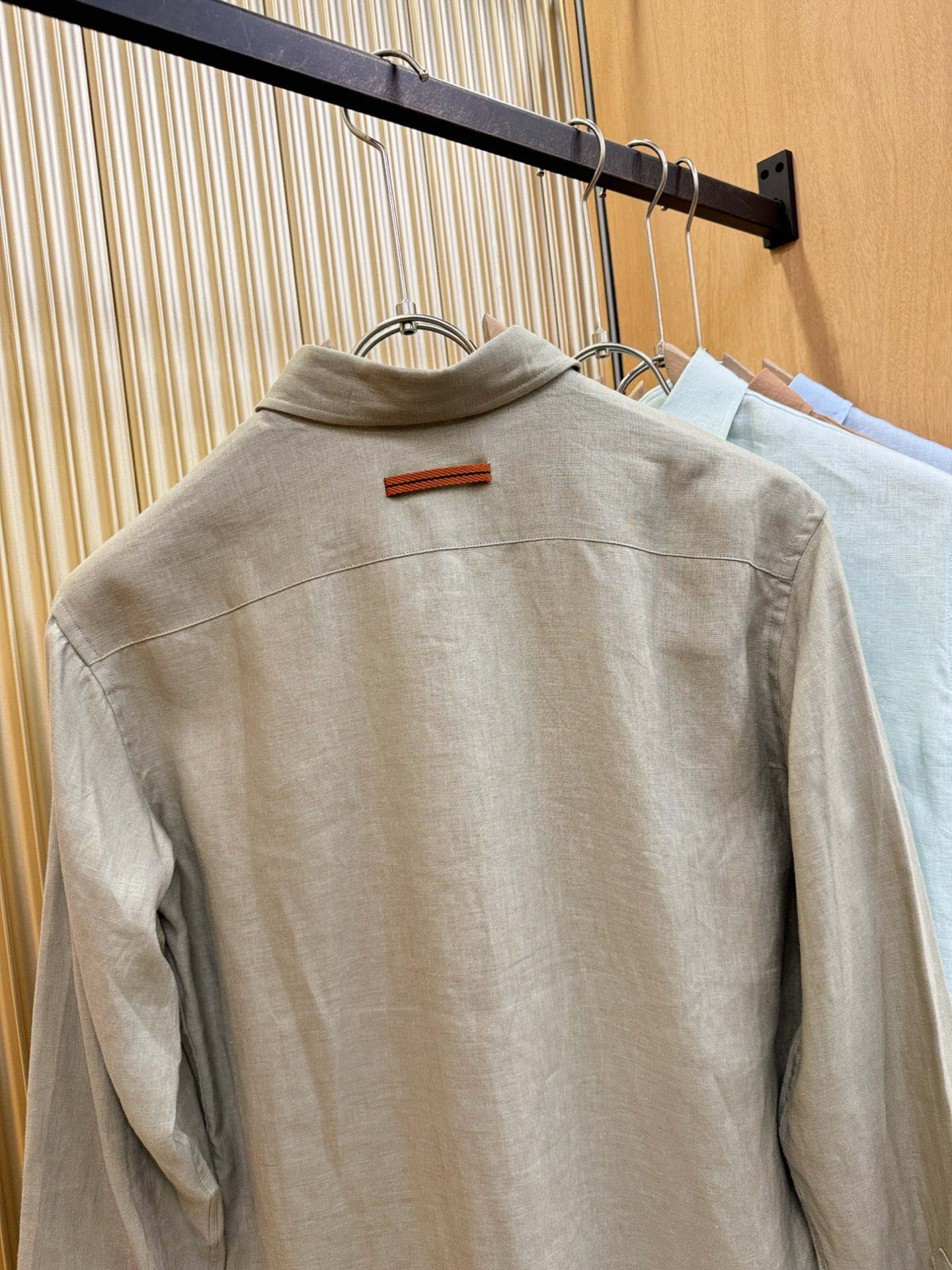 Loro Piana诺悠翩雅 2025专柜同款亚麻衬衫，100%亚麻面料，亚麻衬衫就足够腔调，作为衬衫外