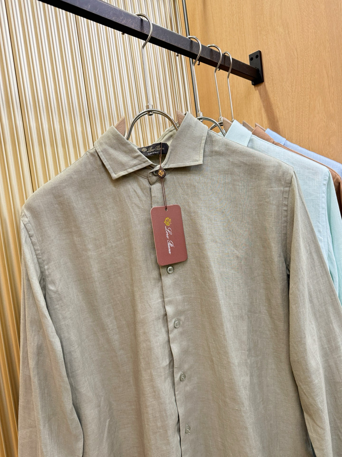 Loro Piana诺悠翩雅 2025专柜同款亚麻衬衫，100%亚麻面料，亚麻衬衫就足够腔调，作为衬衫外