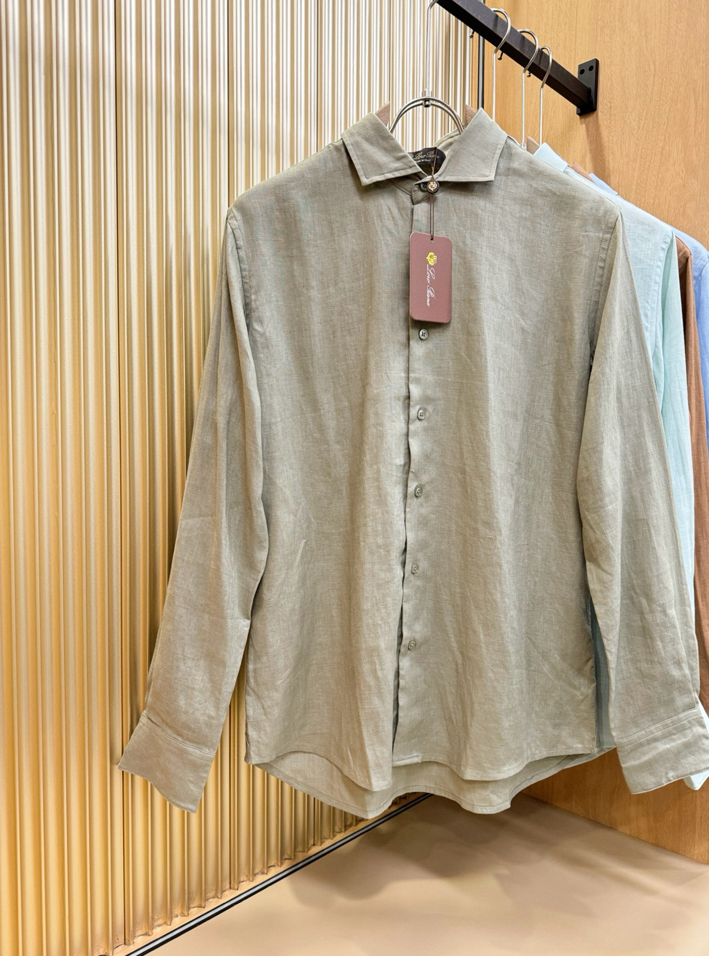 Loro Piana诺悠翩雅 2025专柜同款亚麻衬衫，100%亚麻面料，亚麻衬衫就足够腔调，作为衬衫外