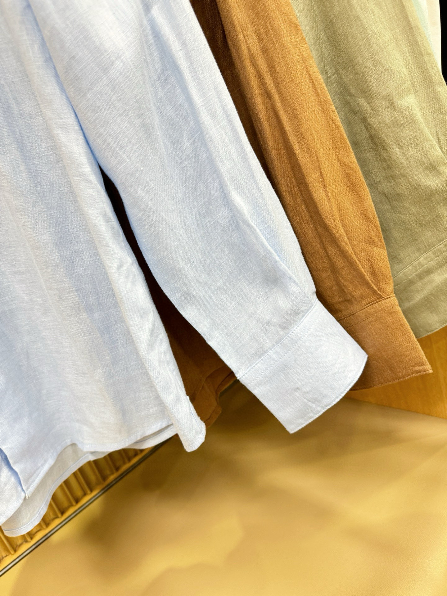 Loro Piana诺悠翩雅 2025专柜同款亚麻衬衫，100%亚麻面料，亚麻衬衫就足够腔调，作为衬衫外