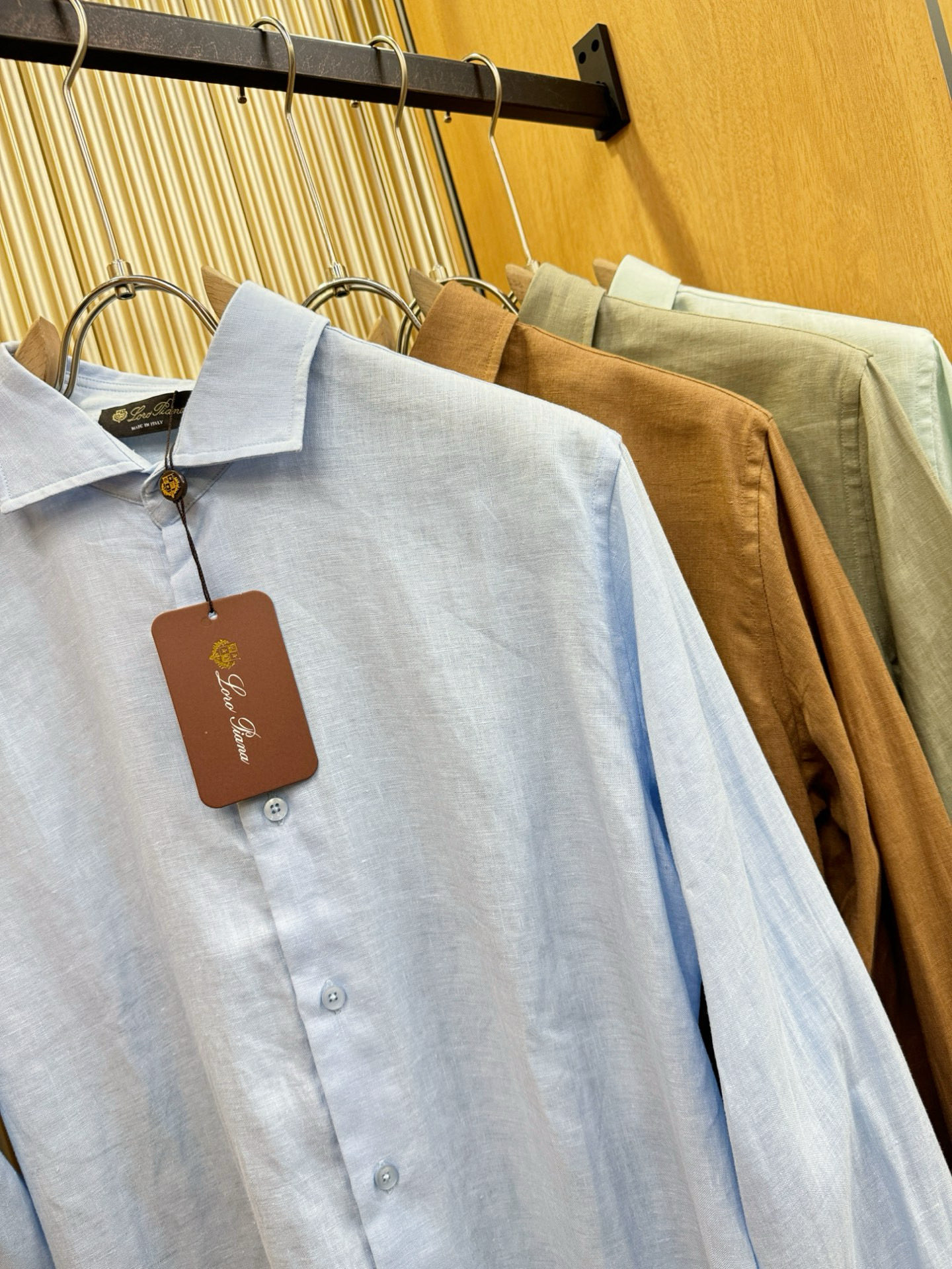 Loro Piana诺悠翩雅 2025专柜同款亚麻衬衫，100%亚麻面料，亚麻衬衫就足够腔调，作为衬衫外