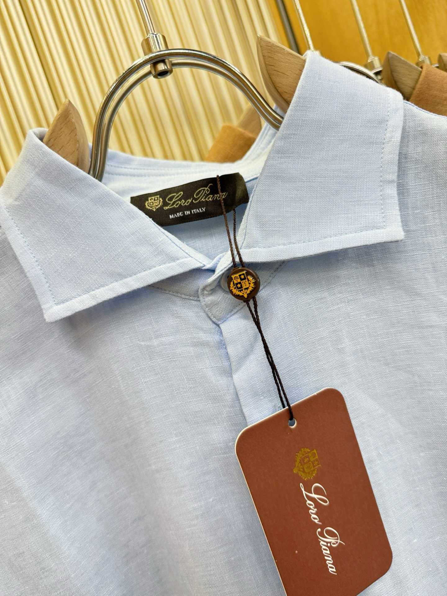 Loro Piana诺悠翩雅 2025专柜同款亚麻衬衫，100%亚麻面料，亚麻衬衫就足够腔调，作为衬衫外