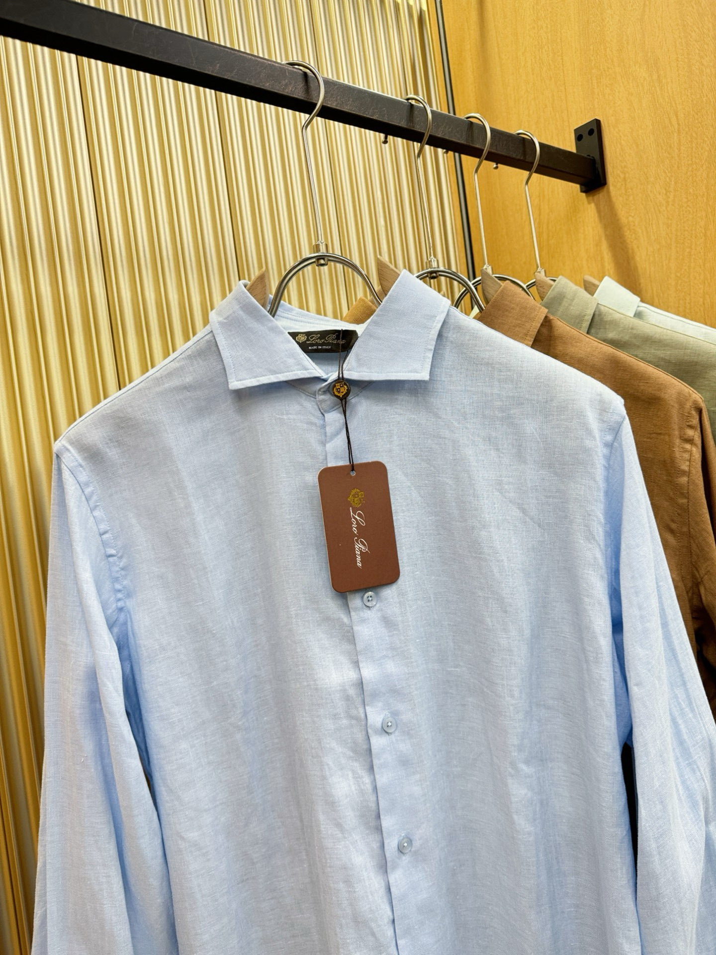 Loro Piana诺悠翩雅 2025专柜同款亚麻衬衫，100%亚麻面料，亚麻衬衫就足够腔调，作为衬衫外