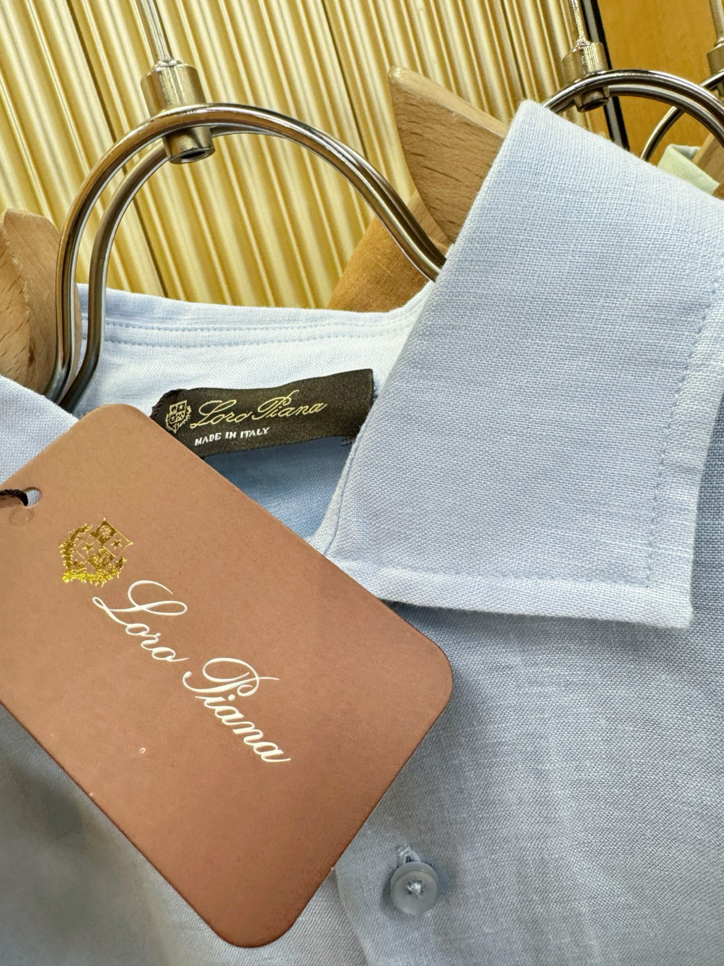 Loro Piana诺悠翩雅 2025专柜同款亚麻衬衫，100%亚麻面料，亚麻衬衫就足够腔调，作为衬衫外