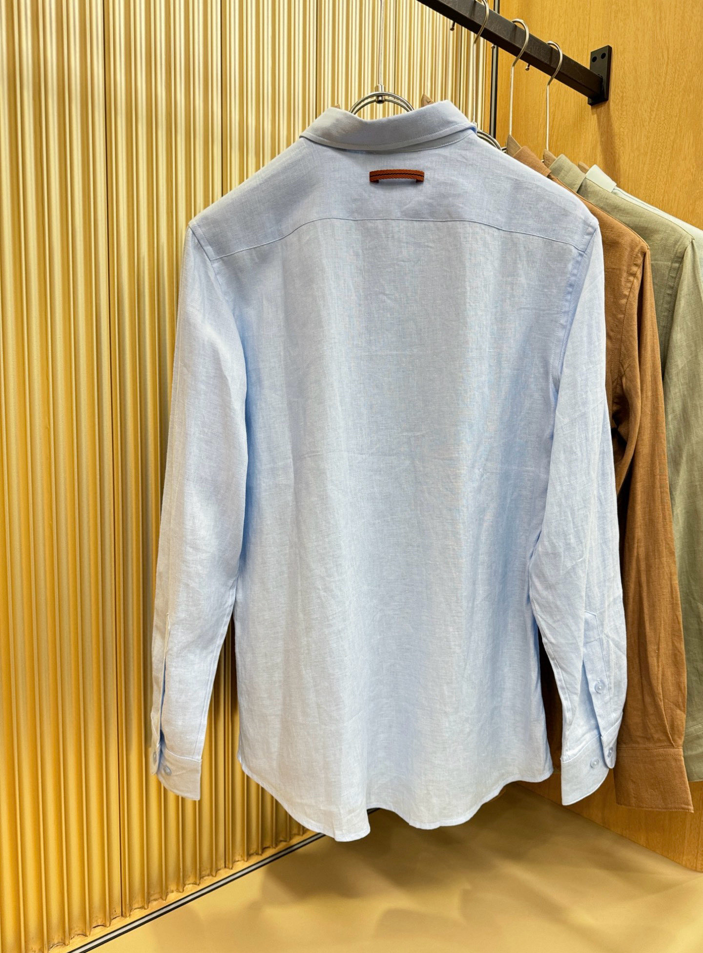 Loro Piana诺悠翩雅 2025专柜同款亚麻衬衫，100%亚麻面料，亚麻衬衫就足够腔调，作为衬衫外