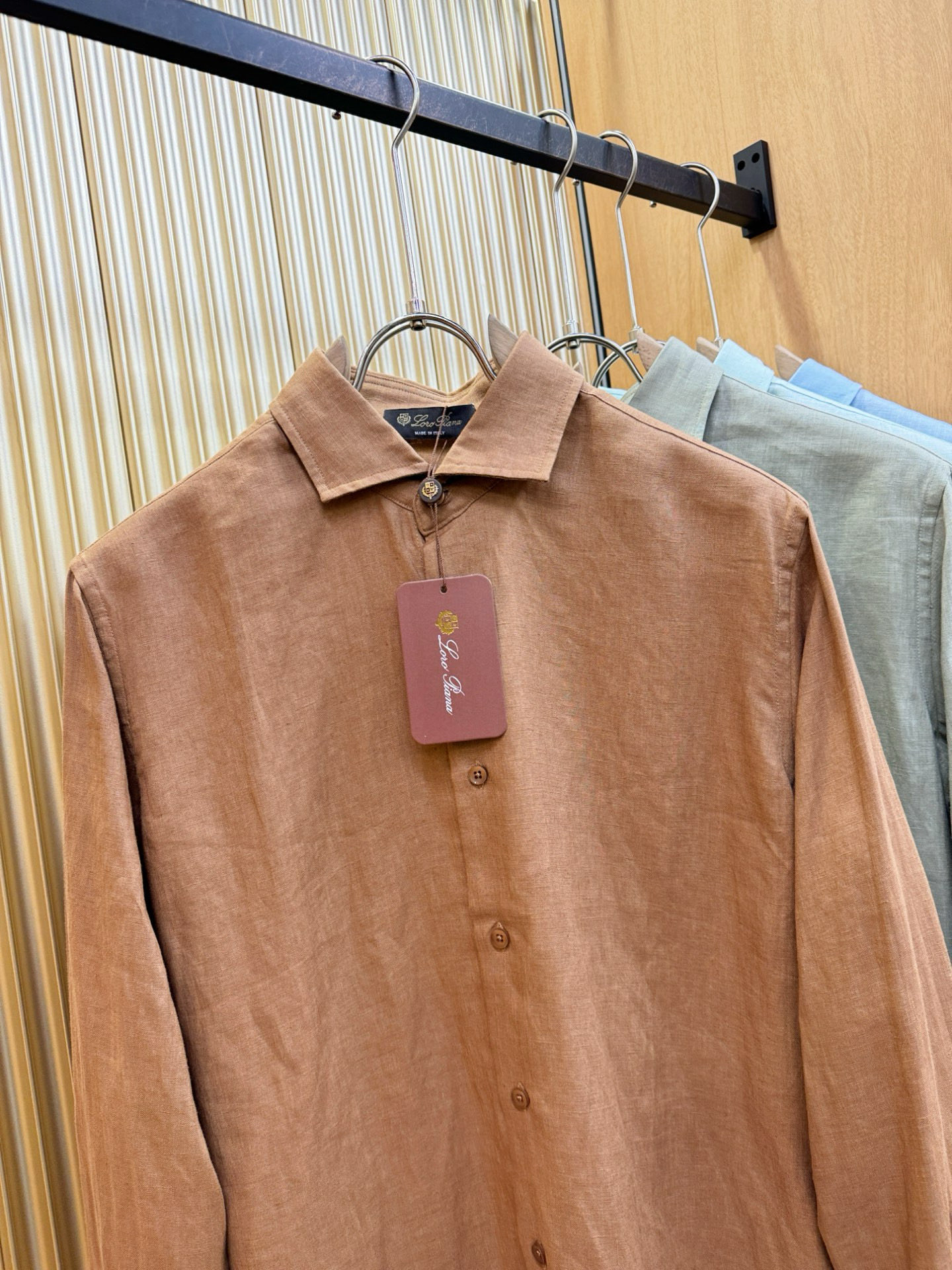 Loro Piana诺悠翩雅 2025专柜同款亚麻衬衫，100%亚麻面料，亚麻衬衫就足够腔调，作为衬衫外