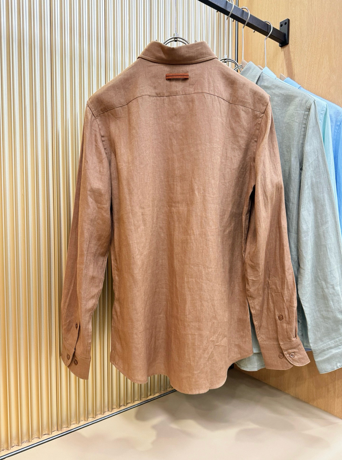 Loro Piana诺悠翩雅 2025专柜同款亚麻衬衫，100%亚麻面料，亚麻衬衫就足够腔调，作为衬衫外