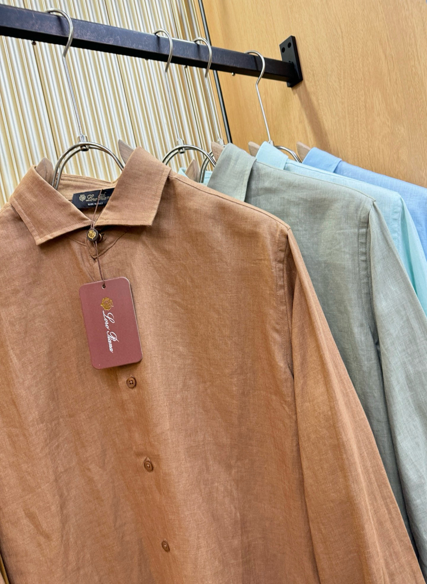 Loro Piana诺悠翩雅 2025专柜同款亚麻衬衫，100%亚麻面料，亚麻衬衫就足够腔调，作为衬衫外