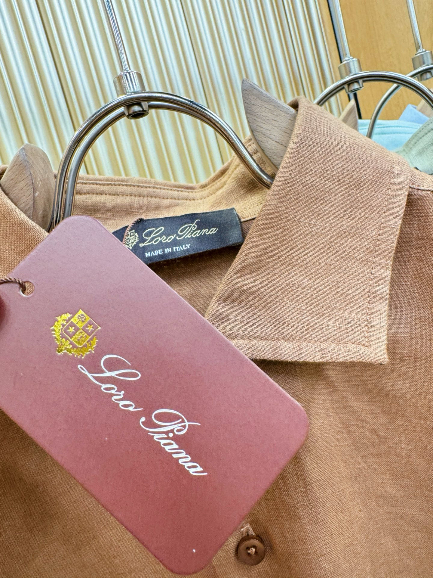 Loro Piana诺悠翩雅 2025专柜同款亚麻衬衫，100%亚麻面料，亚麻衬衫就足够腔调，作为衬衫外