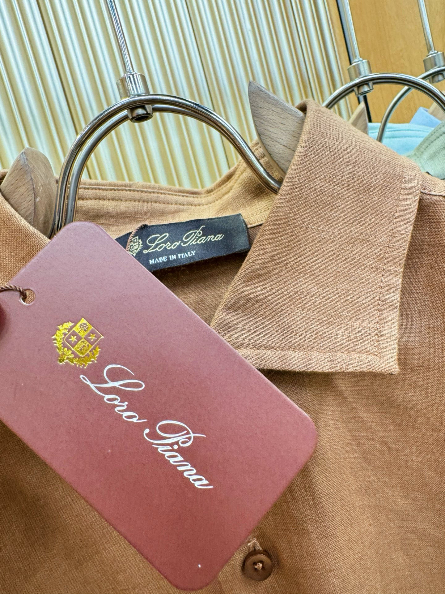 Loro Piana诺悠翩雅 2025专柜同款亚麻衬衫，100%亚麻面料，亚麻衬衫就足够腔调，作为衬衫外