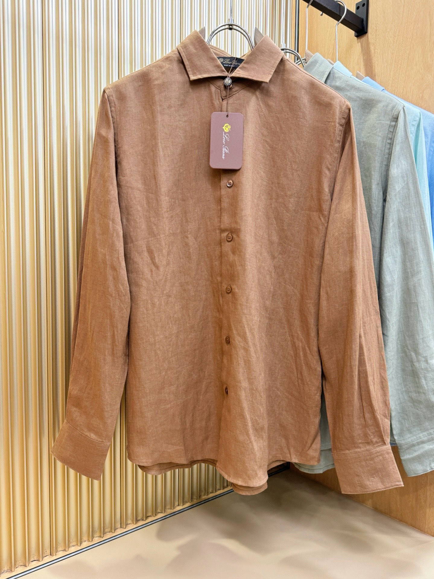 Loro Piana诺悠翩雅 2025专柜同款亚麻衬衫，100%亚麻面料，亚麻衬衫就足够腔调，作为衬衫外