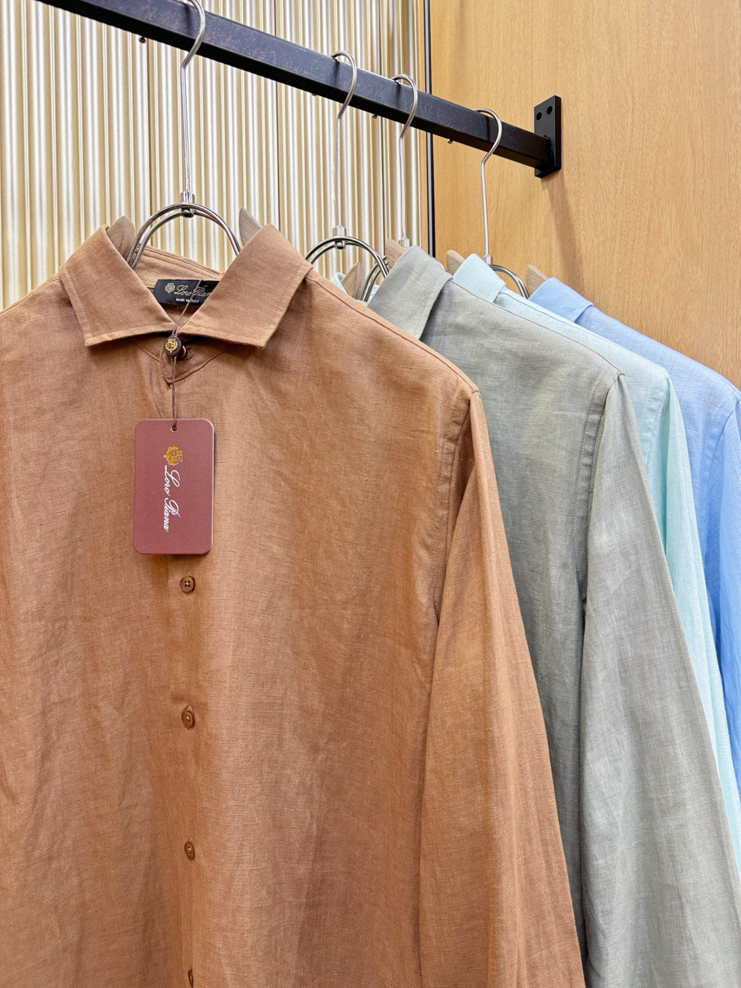 Loro Piana诺悠翩雅 2025专柜同款亚麻衬衫，100%亚麻面料，亚麻衬衫就足够腔调，作为衬衫外