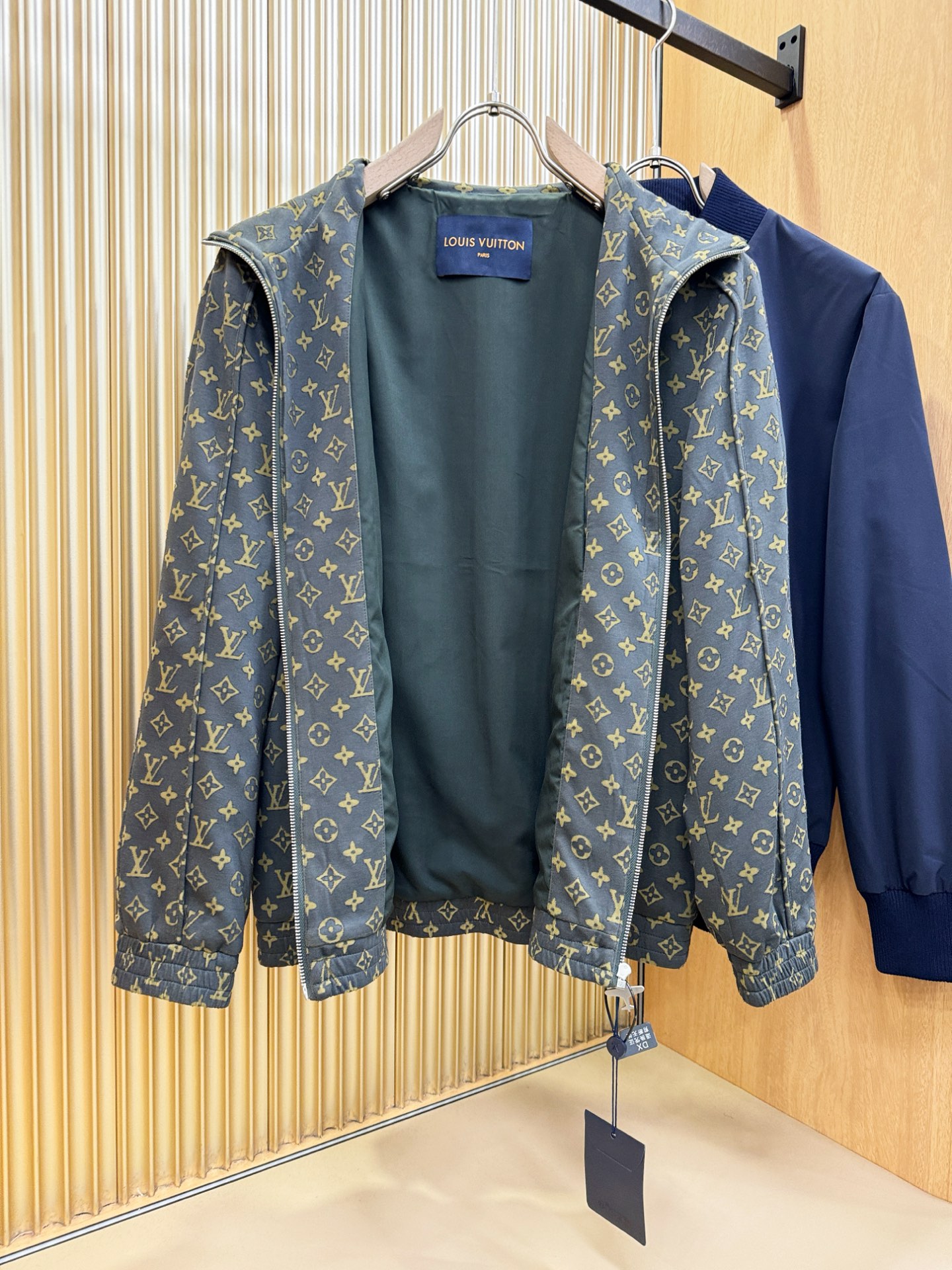 LV路易威登 2025秋冬新款夹克外套，原单狠货 意大利进口面料时尚夹克外套。欧洲专柜同步，上身更随意大